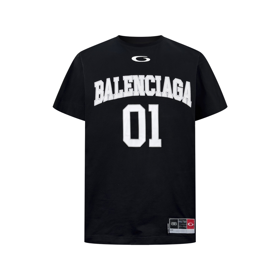 P。Balenciaga 篮球系列短袖\n定制雅韵潮棉平纹绸 质感卓越 舒适贴肤 以经典黑白交织 前幅饰以Balenciaga标志性字样与“0”字样交相辉映 彰显品牌魅力 后幅同样醒目的“0”字样与正面相呼应 形成独特的视觉冲击力 将篮球运动的激情与艺术的优雅完美融合 在运动中流露出高级感\n工艺：采用进口机贴布绣工艺 使用先进的计算机控制系统和精密的机械部件 实现Balenciaga贴布绣作业 呈现出清晰度和立体感兼具的刺绣效果\n工艺: 采用胶浆印花 胸前印花经过三次菲林网板修改 使用胶浆液体涂料在织物上打印图案 烘烤织物以固定印刷图案\n工艺: 面料都经过浇洗 手感质感更佳 不易变形 不易缩水 不易褪色 保持长久的美观\n辅料： 定制: BLCG 商标\n版型： 宽松版型\n尺码：    \n独家专供