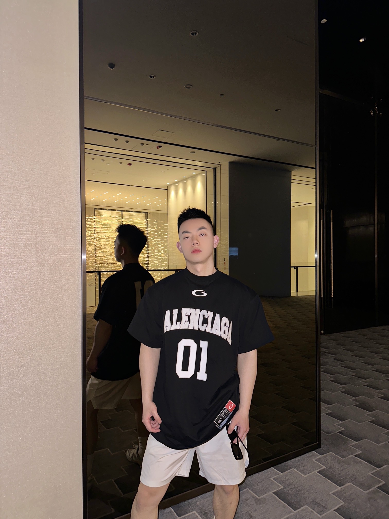 P。Balenciaga 篮球系列短袖\n定制雅韵潮棉平纹绸 质感卓越 舒适贴肤 以经典黑白交织 前幅饰以Balenciaga标志性字样与“0”字样交相辉映 彰显品牌魅力 后幅同样醒目的“0”字样与正面相呼应 形成独特的视觉冲击力 将篮球运动的激情与艺术的优雅完美融合 在运动中流露出高级感\n工艺：采用进口机贴布绣工艺 使用先进的计算机控制系统和精密的机械部件 实现Balenciaga贴布绣作业 呈现出清晰度和立体感兼具的刺绣效果\n工艺: 采用胶浆印花 胸前印花经过三次菲林网板修改 使用胶浆液体涂料在织物上打印图案 烘烤织物以固定印刷图案\n工艺: 面料都经过浇洗 手感质感更佳 不易变形 不易缩水 不易褪色 保持长久的美观\n辅料： 定制: BLCG 商标\n版型： 宽松版型\n尺码：    \n独家专供