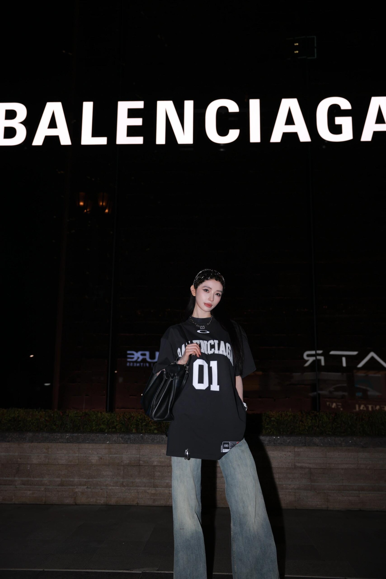 P。Balenciaga 篮球系列短袖\n定制雅韵潮棉平纹绸 质感卓越 舒适贴肤 以经典黑白交织 前幅饰以Balenciaga标志性字样与“0”字样交相辉映 彰显品牌魅力 后幅同样醒目的“0”字样与正面相呼应 形成独特的视觉冲击力 将篮球运动的激情与艺术的优雅完美融合 在运动中流露出高级感\n工艺：采用进口机贴布绣工艺 使用先进的计算机控制系统和精密的机械部件 实现Balenciaga贴布绣作业 呈现出清晰度和立体感兼具的刺绣效果\n工艺: 采用胶浆印花 胸前印花经过三次菲林网板修改 使用胶浆液体涂料在织物上打印图案 烘烤织物以固定印刷图案\n工艺: 面料都经过浇洗 手感质感更佳 不易变形 不易缩水 不易褪色 保持长久的美观\n辅料： 定制: BLCG 商标\n版型： 宽松版型\n尺码：    \n独家专供