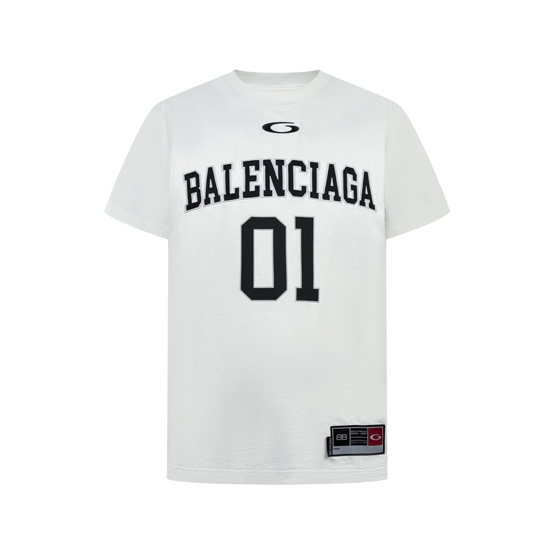 P。Balenciaga 篮球系列短袖\n定制雅韵潮棉平纹绸 质感卓越 舒适贴肤 以经典黑白交织 前幅饰以Balenciaga标志性字样与“0”字样交相辉映 彰显品牌魅力 后幅同样醒目的“0”字样与正面相呼应 形成独特的视觉冲击力 将篮球运动的激情与艺术的优雅完美融合 在运动中流露出高级感\n工艺：采用进口机贴布绣工艺 使用先进的计算机控制系统和精密的机械部件 实现Balenciaga贴布绣作业 呈现出清晰度和立体感兼具的刺绣效果\n工艺: 采用胶浆印花 胸前印花经过三次菲林网板修改 使用胶浆液体涂料在织物上打印图案 烘烤织物以固定印刷图案\n工艺: 面料都经过浇洗 手感质感更佳 不易变形 不易缩水 不易褪色 保持长久的美观\n辅料： 定制: BLCG 商标\n版型： 宽松版型\n尺码：    \n独家专供