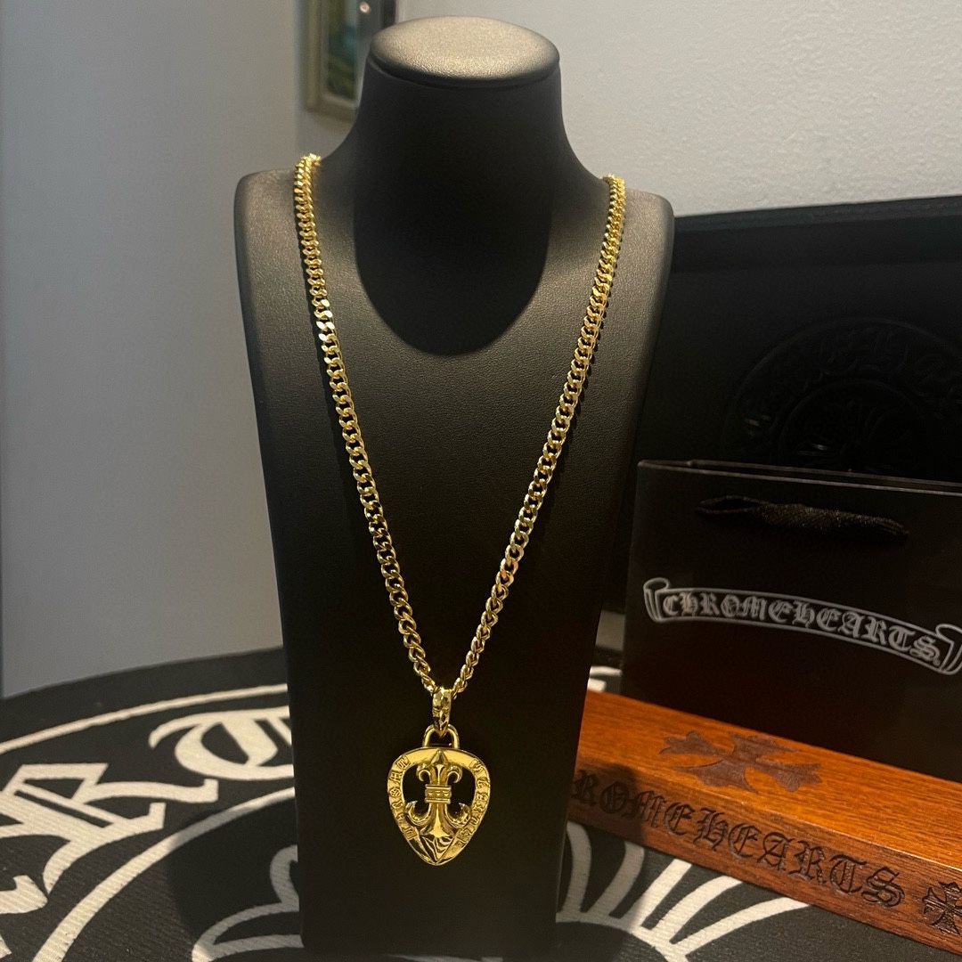 NO:107081,TikTok/Kuaishou/ins/Xiaohongshu/Live Hot, New [Counter Quality] Chrome Hearts Croxin Golden Classic Necklace Necklace, Heart-shaped Scout Flower Pendant, Different Concave and Convex and Convex Design Styles Presenting a unique style Cross Scout Flower is Croxin's ambition, so it lasts for a long time. Genuine version of Chrome Hearts Croxin, different market light version, benchmarking quality, look at the details of the letter printing, retro old gray oxygen level. Seiko version!  !  !  Pure handmade ~ Authentic model opening must-have fashion and fashion, both men and women can wear it, same style for couples, original official website, rock punk style silver style, retro elements, trendy and versatile!  , jewelry boutique, chrome hearts, chrome hearts, necklace, gold19860909批 抖音/快手/ins/小红书/直播热门 ,新款【专柜品质】Chrome Hearts克罗心黄金色经典项链项链 ,心型童军花吊坠,凹凸造型不同的花纹设计风格 呈现出与众不同 十字架 童军花是克罗心的志 所以更经久不衰 正品打版Chrome Hearts克罗心 区别市场普通轻版 对版对标品质 看字印细节 复古做旧灰氧程度.精工版本！！！ 纯手工打造 ～正品开模潮流时尚必备 男女均可佩戴 情侣同款 官网原版 摇滚朋克泰银风格 复古元素 潮流百搭！,饰品精品,chrome hearts,chrome hearts,necklace,gold,Jewelry