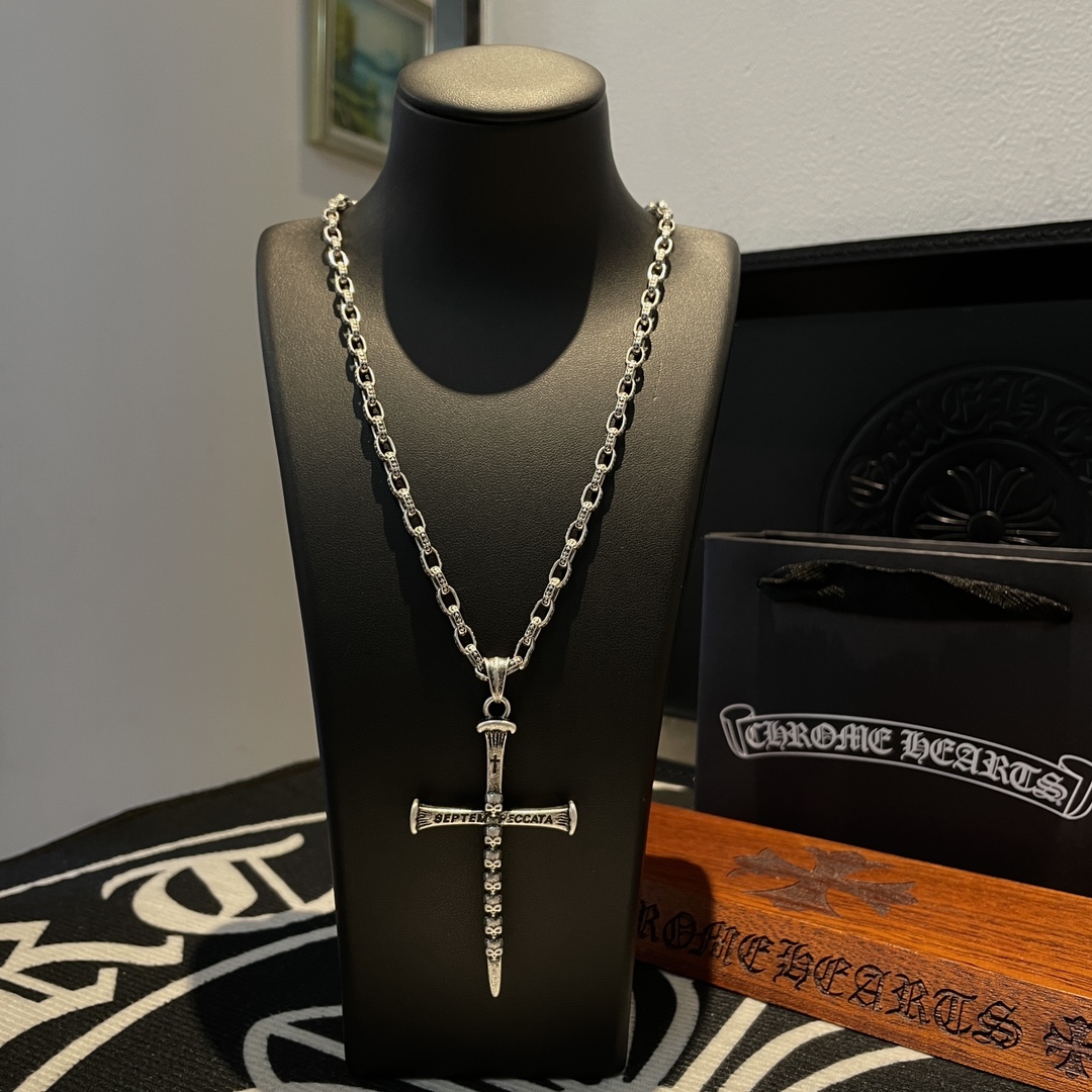 NO:107100,New [Counter Quality] Chrome Hearts Croxin Classic Retro Necklace Skull Cross Pendant Different Concave and Convex and Convex Scout Flowers present uniqueness Cross Scout Flowers are Croxin's ambitions, so they last longer. Genuine version Chrome Hearts Croxin Difference to the market ordinary light version, match the quality of the version, look at the details of the letter printing, the degree of retro old gray oxygen. Seiko version!  !  !  Pure handmade ~ Authentic model opening must-have fashion and fashion, both men and women can wear it, same style for couples, original official website, rock punk style silver style, retro elements, trendy and versatile!  , jewelry boutique, chrome hearts, chrome hearts, necklace19860909新款【专柜品质】Chrome Hearts克罗心经典复古项链 骷髅头十字架吊坠 凹凸造型不同的花纹设计风格 呈现出与众不同 十字架 童军花是克罗心的志 所以更经久不衰 正品打版Chrome Hearts克罗心 区别市场普通轻版 对版对标品质 看字印细节 复古做旧灰氧程度.精工版本！！！ 纯手工打造 ～正品开模潮流时尚必备 男女均可佩戴 情侣同款 官网原版 摇滚朋克泰银风格 复古元素 潮流百搭！,饰品精品,chrome hearts,chrome hearts,necklace,Jewelry