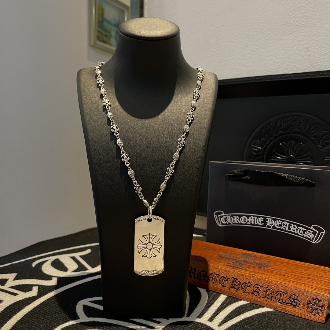 NO:113955,New [Counter Quality] Chrome Hearts Croxin Classic Retro Cross Necklace Square Cross Pendant Different Concave and Convex and Convex Design Styles Presenting Different Cross Scout Flowers are Croxin's ambitions, so they last longer. Genuine version of Chrome Hearts Croxin Difference to the market ordinary light version, benchmarking the quality of the version, looking at the details of the letter printing, retro old gray oxygen level. Seiko version!  !  !  Pure handmade ~ Authentic model opening must-have fashion and fashion, both men and women can wear it, same style for couples, original official website, rock punk style silver style, retro elements, trendy and versatile!  , jewelry boutique, chrome hearts, chrome hearts, necklace19860909新款【专柜品质】Chrome Hearts克罗心经典复古十字架项链 方牌十字架吊坠 凹凸造型不同的花纹设计风格 呈现出与众不同 十字架 童军花是克罗心的志 所以更经久不衰 正品打版Chrome Hearts克罗心 区别市场普通轻版 对版对标品质 看字印细节 复古做旧灰氧程度.精工版本！！！ 纯手工打造 ～正品开模潮流时尚必备 男女均可佩戴 情侣同款 官网原版 摇滚朋克泰银风格 复古元素 潮流百搭！,饰品精品,chrome hearts,chrome hearts,necklace,Jewelry