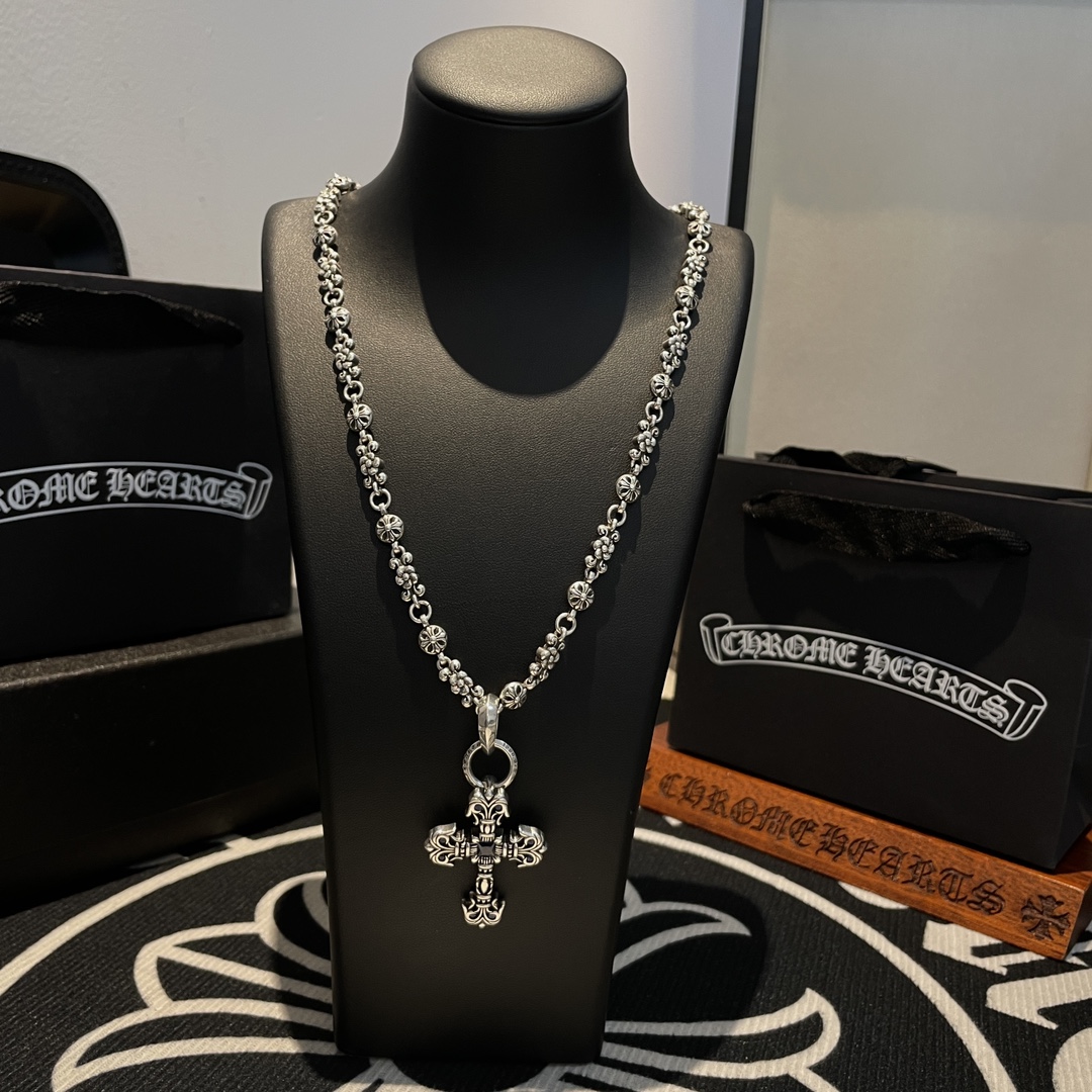 NO:107106,New [Counter Quality] Chrome Hearts Croxin Classic Retro Cross Ball Necklace Blue Diamond Flame Cross Pendant Different Concave and Convex and Convex Design Styles Presenting Different Cross Scout Flowers are Croxin's ambitions, so they last longer. Genuine version of Chrome Hearts Croxin Difference to the market ordinary light version, match the quality of the version, look at the details of the letter printing, the degree of retro old gray oxygen. Seiko version!  !  !  Pure handmade ~ Authentic model opening must-have fashion and fashion, both men and women can wear it, same style for couples, original official website, rock punk style silver style, retro elements, trendy and versatile!  , jewelry boutique, chrome hearts, chrome hearts, necklace19860909新款【专柜品质】Chrome Hearts克罗心经典复古十字花球项链 蓝钻火焰十字架吊坠 凹凸造型不同的花纹设计风格 呈现出与众不同 十字架 童军花是克罗心的志 所以更经久不衰 正品打版Chrome Hearts克罗心 区别市场普通轻版 对版对标品质 看字印细节 复古做旧灰氧程度.精工版本！！！ 纯手工打造 ～正品开模潮流时尚必备 男女均可佩戴 情侣同款 官网原版 摇滚朋克泰银风格 复古元素 潮流百搭！,饰品精品,chrome hearts,chrome hearts,necklace,Jewelry
