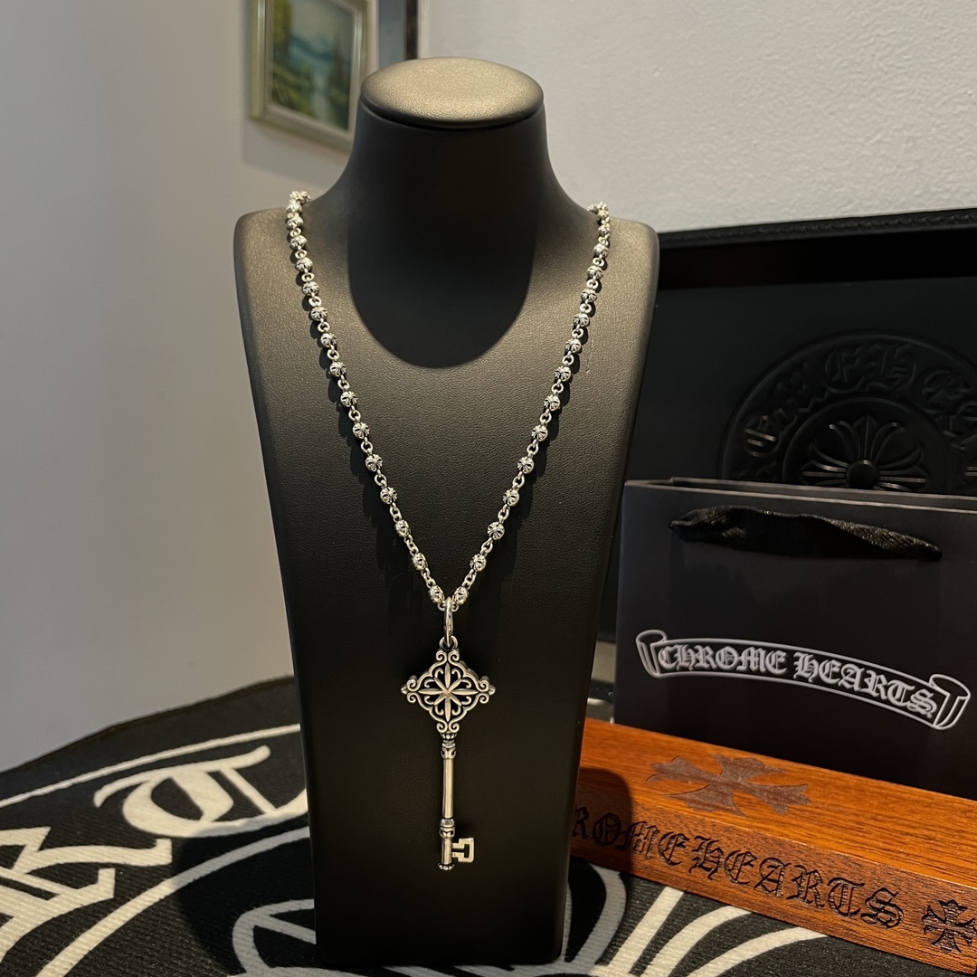 NO:107095,New [Counter Quality] Chrome Hearts Croxin classic retro cross ball necklace, key pendant, different pattern design styles with concave and convex shapes, presenting uniqueness. Cross Scout flowers are Croxin's ambition, so they last longer. Genuine version of Chrome Hearts Croxin, differentiated from the market, benchmarked on the quality of the version, looking at the details of the letter printing, retro old gray oxygen level. Seiko version!  !  !  Pure handmade ~ Authentic model opening must-have fashion and fashion, both men and women can wear it, same style for couples, original official website, rock punk style silver style, retro elements, trendy and versatile!  , jewelry boutique, chrome hearts, chrome hearts, necklace19860909新款【专柜品质】Chrome Hearts克罗心经典复古十字花球项链 钥匙吊坠 凹凸造型不同的花纹设计风格 呈现出与众不同 十字架 童军花是克罗心的志 所以更经久不衰 正品打版Chrome Hearts克罗心 区别市场普通轻版 对版对标品质 看字印细节 复古做旧灰氧程度.精工版本！！！ 纯手工打造 ～正品开模潮流时尚必备 男女均可佩戴 情侣同款 官网原版 摇滚朋克泰银风格 复古元素 潮流百搭！,饰品精品,chrome hearts,chrome hearts,necklace,Jewelry