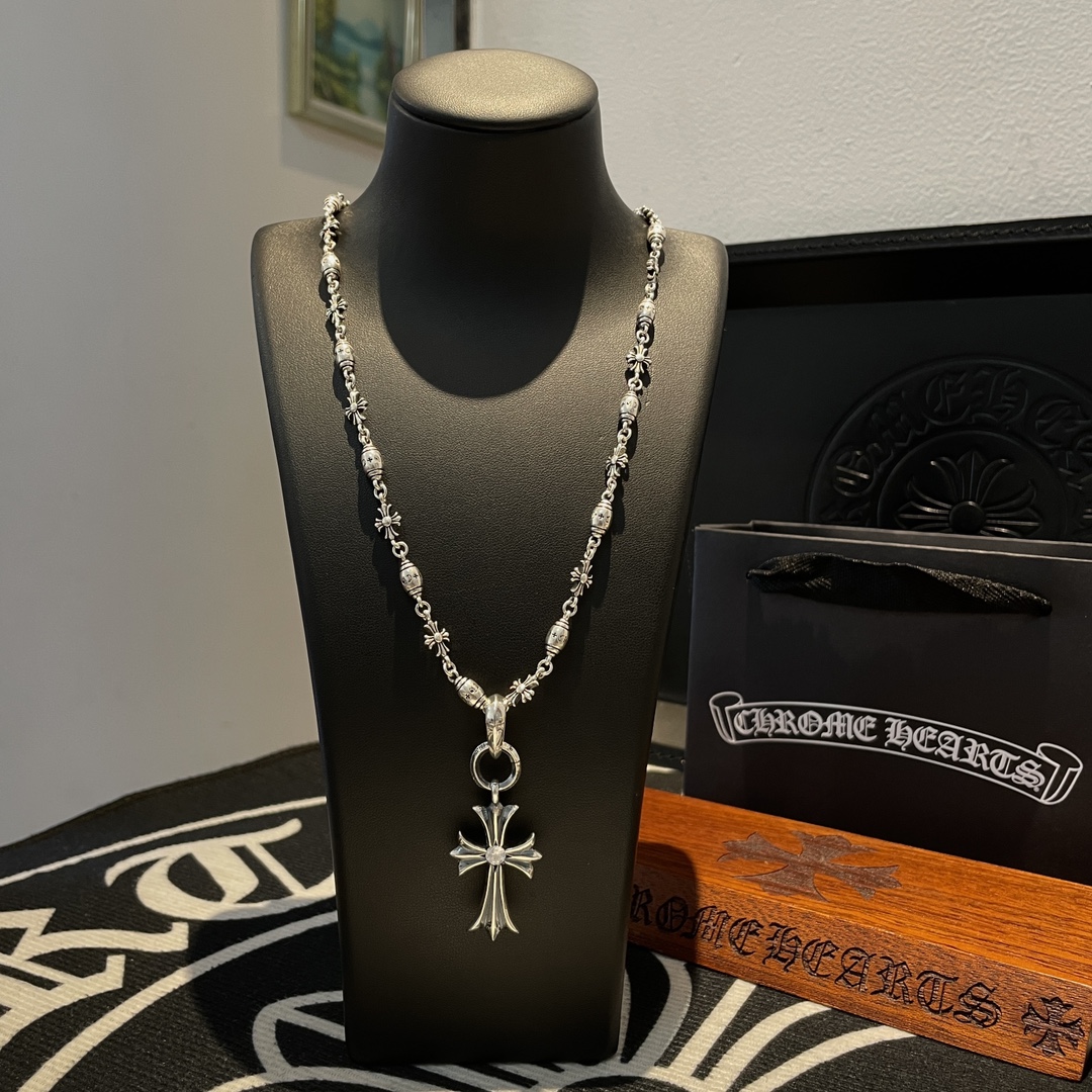 NO:107099,New [Counter Quality] Chrome Hearts Cross Flower Ball Necklace, Diamond Cross Pendant, Different Concave and Convex Scout Flowers are Croxin's ambition, so they last forever. Genuine version of Chrome Hearts, differentiated in the market, benchmarked against the quality, look at the details of the letter printing, retro old gray oxygen level. Seiko version!  !  !  Pure handmade ~ Authentic model opening must-have fashion and fashion, both men and women can wear it, same style for couples, original official website, rock punk style silver style, retro elements, trendy and versatile!  , jewelry boutique, chrome hearts, chrome hearts, necklace19860909新款【专柜品质】Chrome Hearts克罗心十字花球项链 镶钻十字架吊坠 凹凸造型不同的花纹设计风格 呈现出与众不同 十字架 童军花是克罗心的志 所以更经久不衰 正品打版Chrome Hearts克罗心 区别市场普通轻版 对版对标品质 看字印细节 复古做旧灰氧程度.精工版本！！！ 纯手工打造 ～正品开模潮流时尚必备 男女均可佩戴 情侣同款 官网原版 摇滚朋克泰银风格 复古元素 潮流百搭！,饰品精品,chrome hearts,chrome hearts,necklace,Jewelry