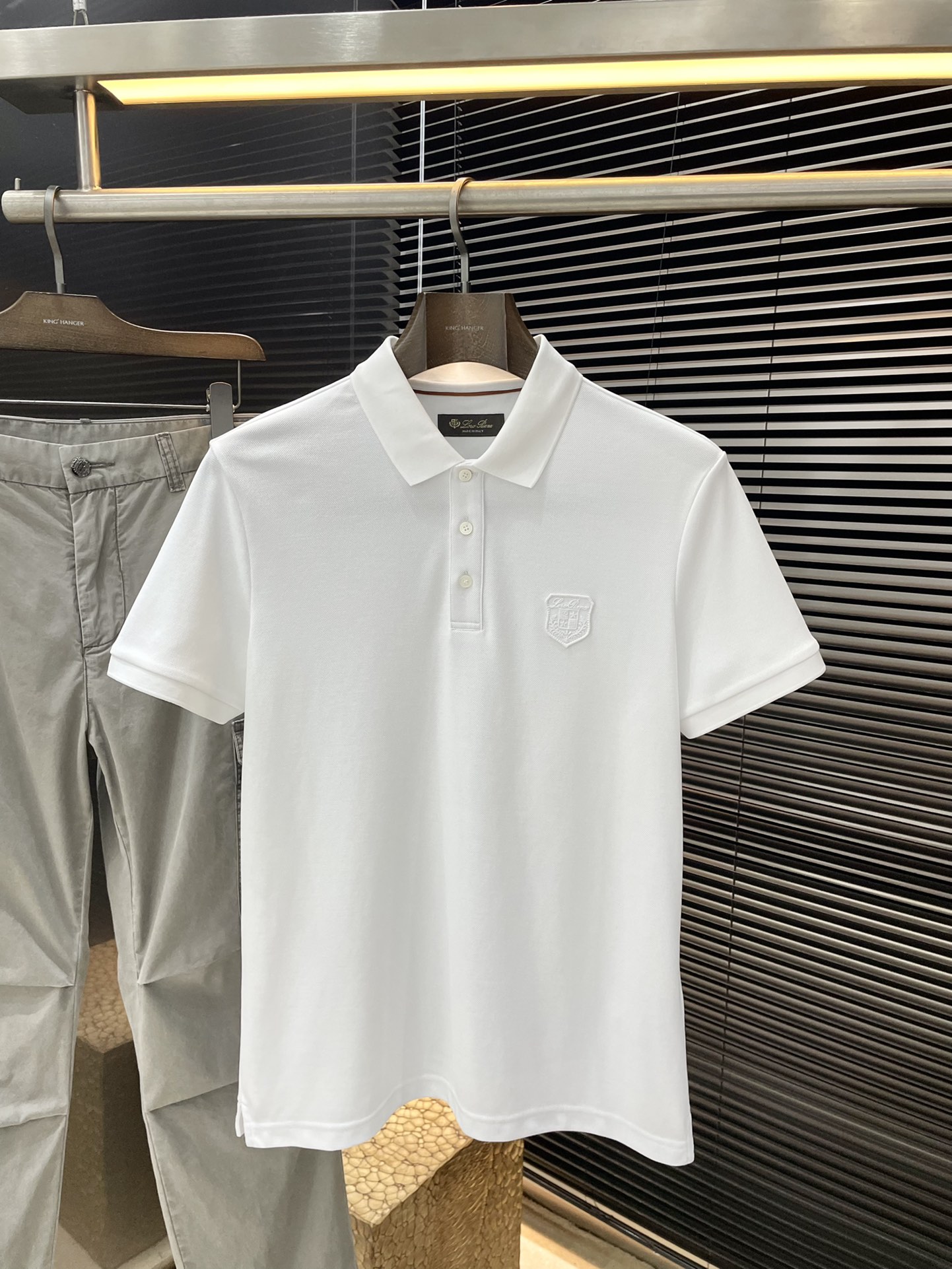 P：ZZ  Loro Piana（诺悠翩雅）年春夏最新款POLO短袖，采用最新双面丝光珠地面料，耐水洗不易掉色，手感柔软、成分柔软舒适 经典设计风格 特殊定制  简单的裁剪方式拼接，体现出工人不凡的工艺，高端时尚感十足！版型相当赞休闲百搭款。尺码：M-XL