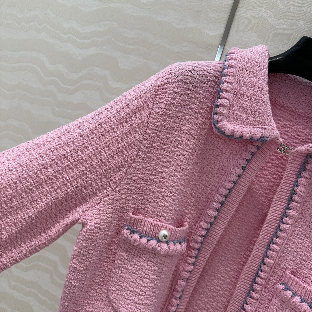 独家首发❤️原单品质Coco女孩25。春夏新品！超粉嫩的手摇织带翻领小外套！经典双口袋珍珠扣装饰，绝美小