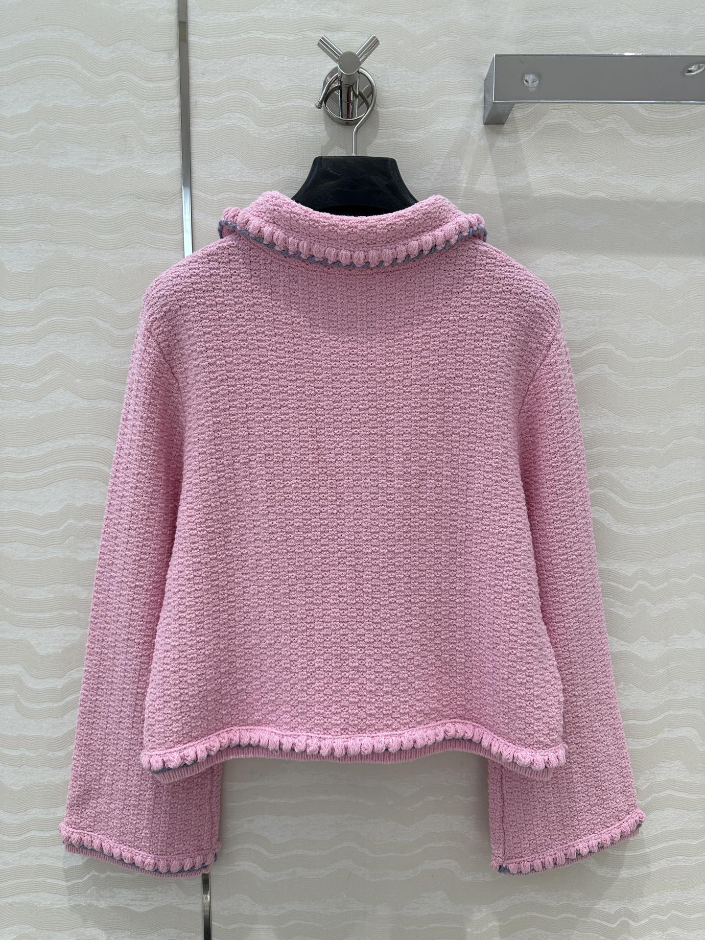 独家首发❤️原单品质Coco女孩25。春夏新品！超粉嫩的手摇织带翻领小外套！经典双口袋珍珠扣装饰，绝美小