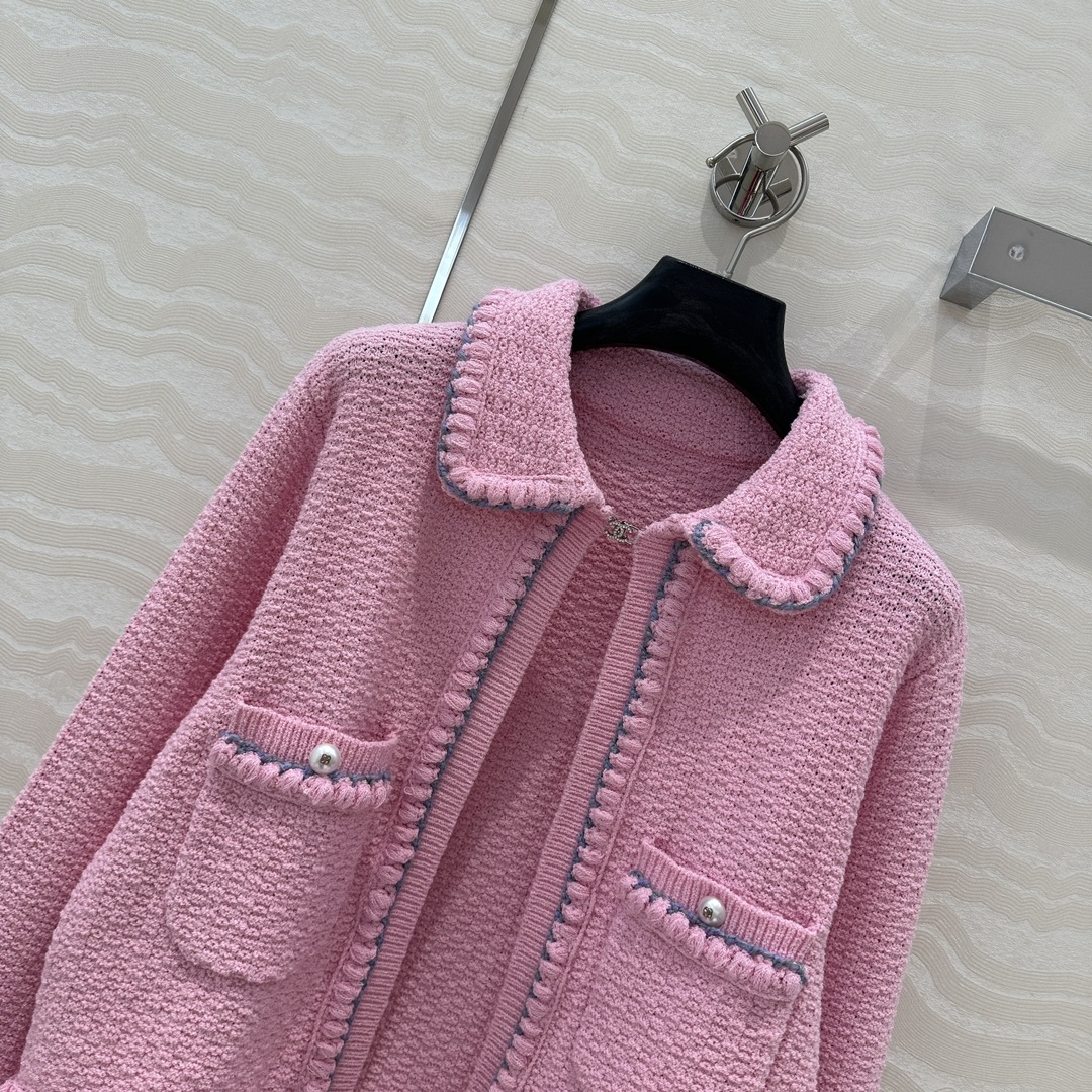 独家首发❤️原单品质Coco女孩25。春夏新品！超粉嫩的手摇织带翻领小外套！经典双口袋珍珠扣装饰，绝美小