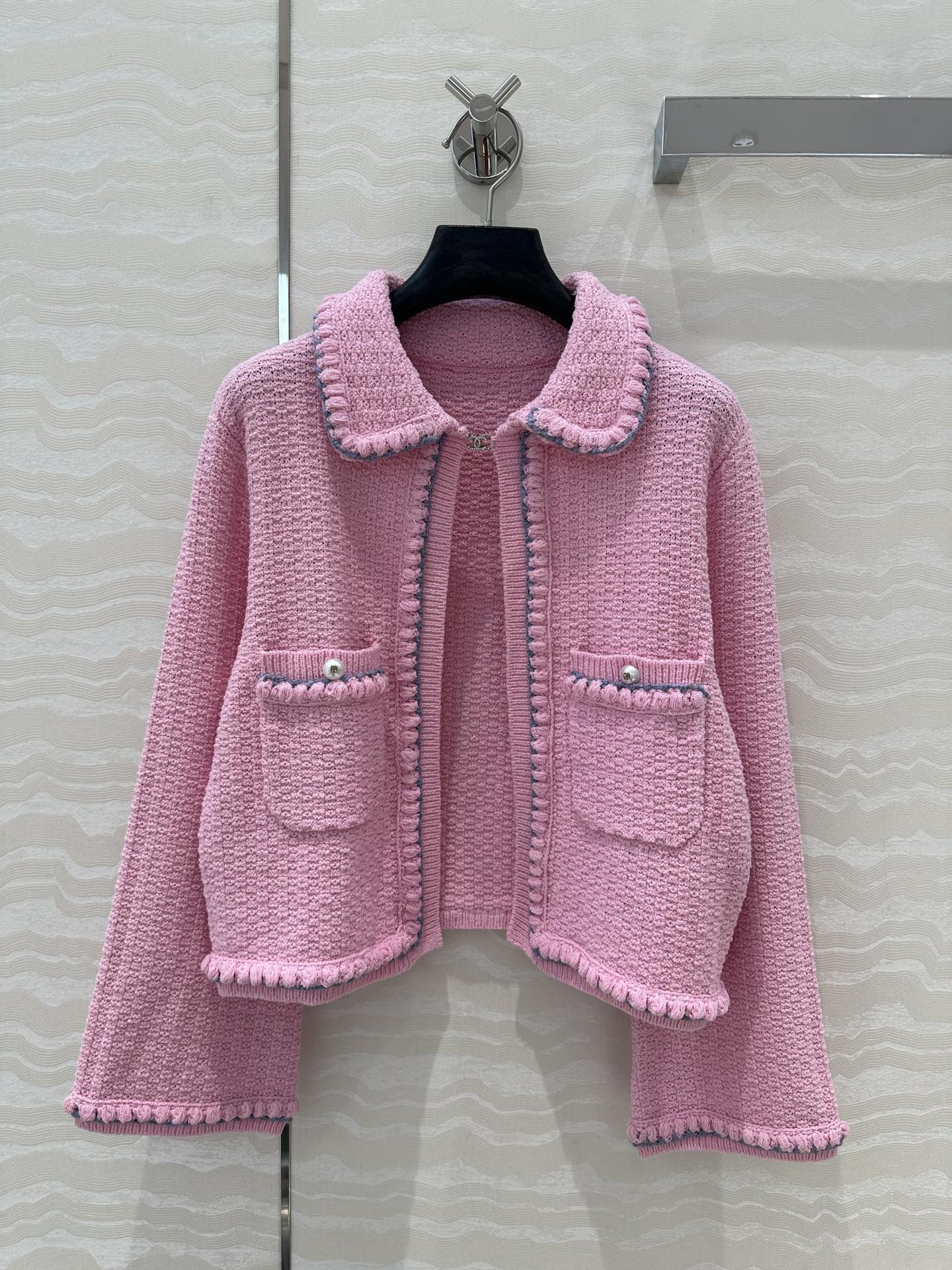 独家首发❤️原单品质Coco女孩25。春夏新品！超粉嫩的手摇织带翻领小外套！经典双口袋珍珠扣装饰，绝美小