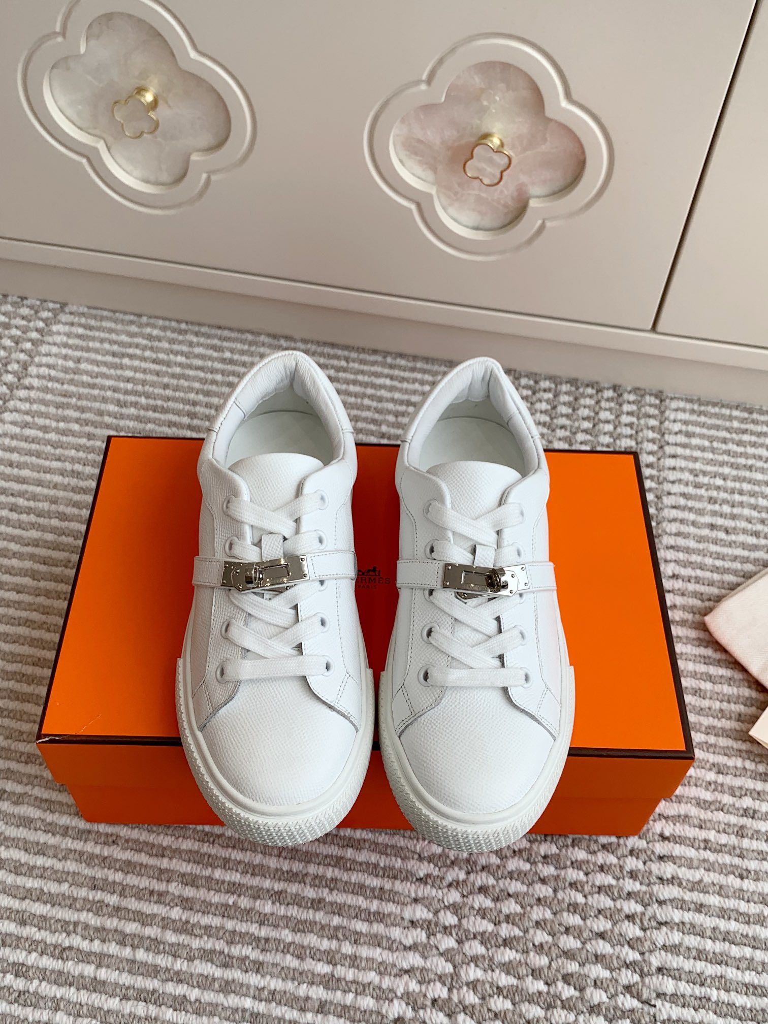 NO:257442,Women, Men, #Top Version, Couple Model, Hermes 25/ Button Latest Color, Casual White Shoes, Skateboard Shoes, Sneakers, Sneakers, No Shoes, Full of Unknown Hermes, rarely comes out flat casual shoes, and is matched with classic palladium-plated Kelly Shoe Buckles!  People fall in love with it at first sight. Super versatile~ Skirts and pants can be matched with closed eyes at will, super noble and elegant. Fabric specific cowhide inner sheepskin. Original open-model tpu outsole Size#35-45 (for women 40 men 45 custom made without return or exchange), casual shoes/sports shoes, hermes, hermes, sneakers, skirts, cowhide, sheepskin19860909批女 男 #顶级版本 情侣款 Hermes爱马仕 25/ 扣 最新色 休闲小白鞋滑板鞋运动鞋 完全不会撞鞋 充满未知的爱马仕 很少出平底休闲鞋而且是搭配经典镀钯Kelly鞋扣的款式！让人一眼就爱上 超百搭～裙子裤子都可以随意配闭眼入 超显高贵大气 面料特定牛皮 内里羊皮里 大底原版开模tpu大底 Size#35-45(女40男45定做不退换）,休闲鞋/运动鞋,hermes,hermes,sneakers,skirts,cowhide,sheepskin,Women's Shoes