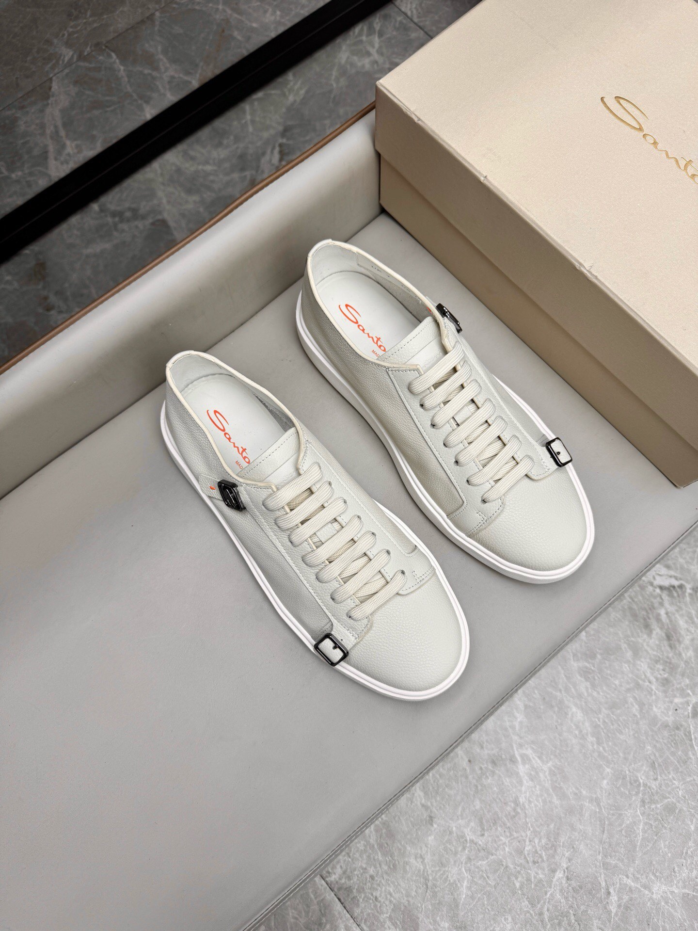 NO:221730,Brand Santoni original color matching Size 39-44 standard size Price Material Santoni Italian men's handmade calfskin casual shoes Pure handmade shoe brand, each pair of shoes is simple and classic, using 