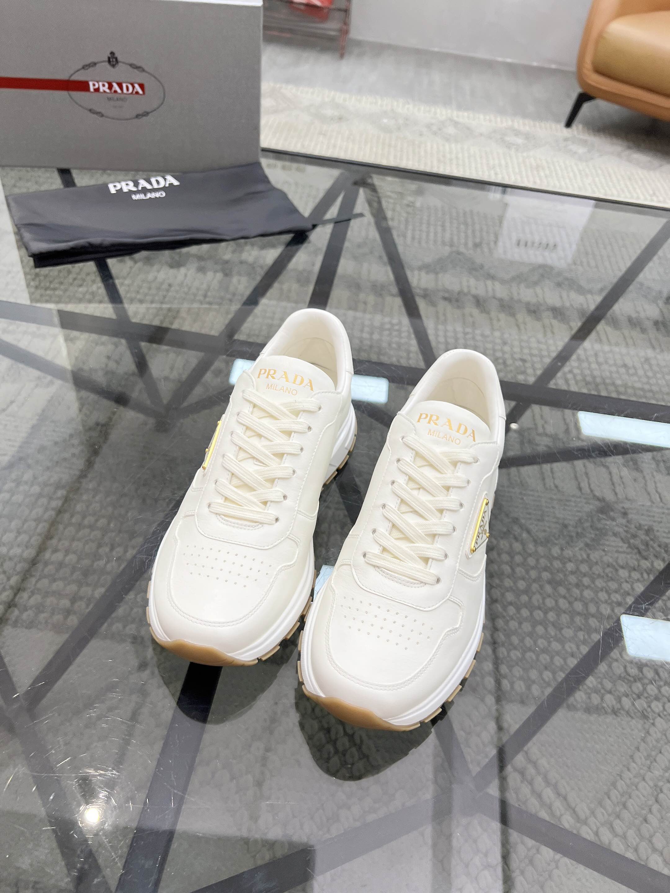 NO:222848,Brand P R A D A Color Original Color Pair Number 39-44 Customized 45 Price Material Prada New Product Original Single-Place Low-top Casual Sports Shoes!  The upper is made of original soft cowhide with Prada logo cowhide inner lining. The original molded outsole of cowhide is made of high quality, worth owning. Prada, prada, sneakers, cowhide19860909品牌P R A D A 颜色原版配色 码数39-44定做45 价格 材质普拉达新品原单货低帮休闲运动鞋！鞋面采用原版柔软牛皮搭配普拉达标识牛皮内里 牛皮垫脚原版开模大底、高品质值得拥有,普拉达,prada,sneakers,cowhide,Men's shoes