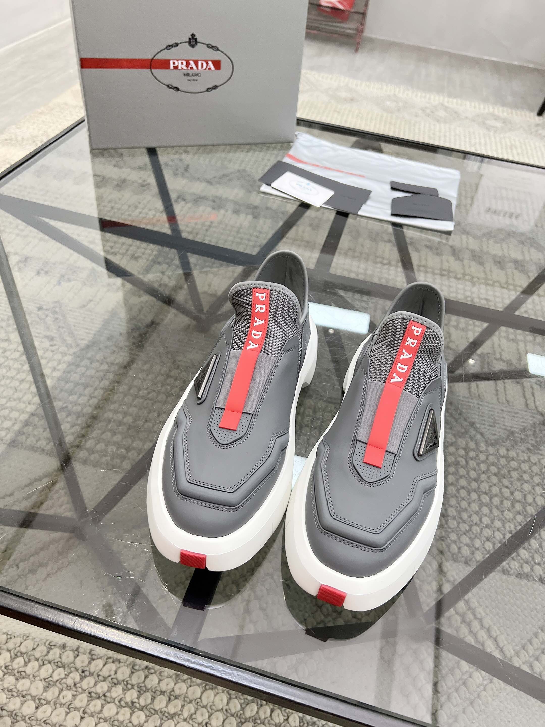 NO:222889,Brand P R A D A Color Original Color Number 38-44 Customized 45 Price Material Prada New Style Casual Shoes Super High Quality Original Single Version Luxury Material Selection Upper is made of cowhide with mesh fabric   cowhide foot pads purely handmade for comfortable wearing experience Original special sole, Prada, prada, cowhide19860909品牌P R A D A 颜色原版配色 码数38-44定做45 价格 材质普拉达新款 休闲鞋超高品质 原单·版本奢华选材鞋面采用牛皮搭配网布面料 牛皮垫脚纯手工打造只为舒适的穿着体验原版特供大底,普拉达,prada,cowhide,Men's shoes