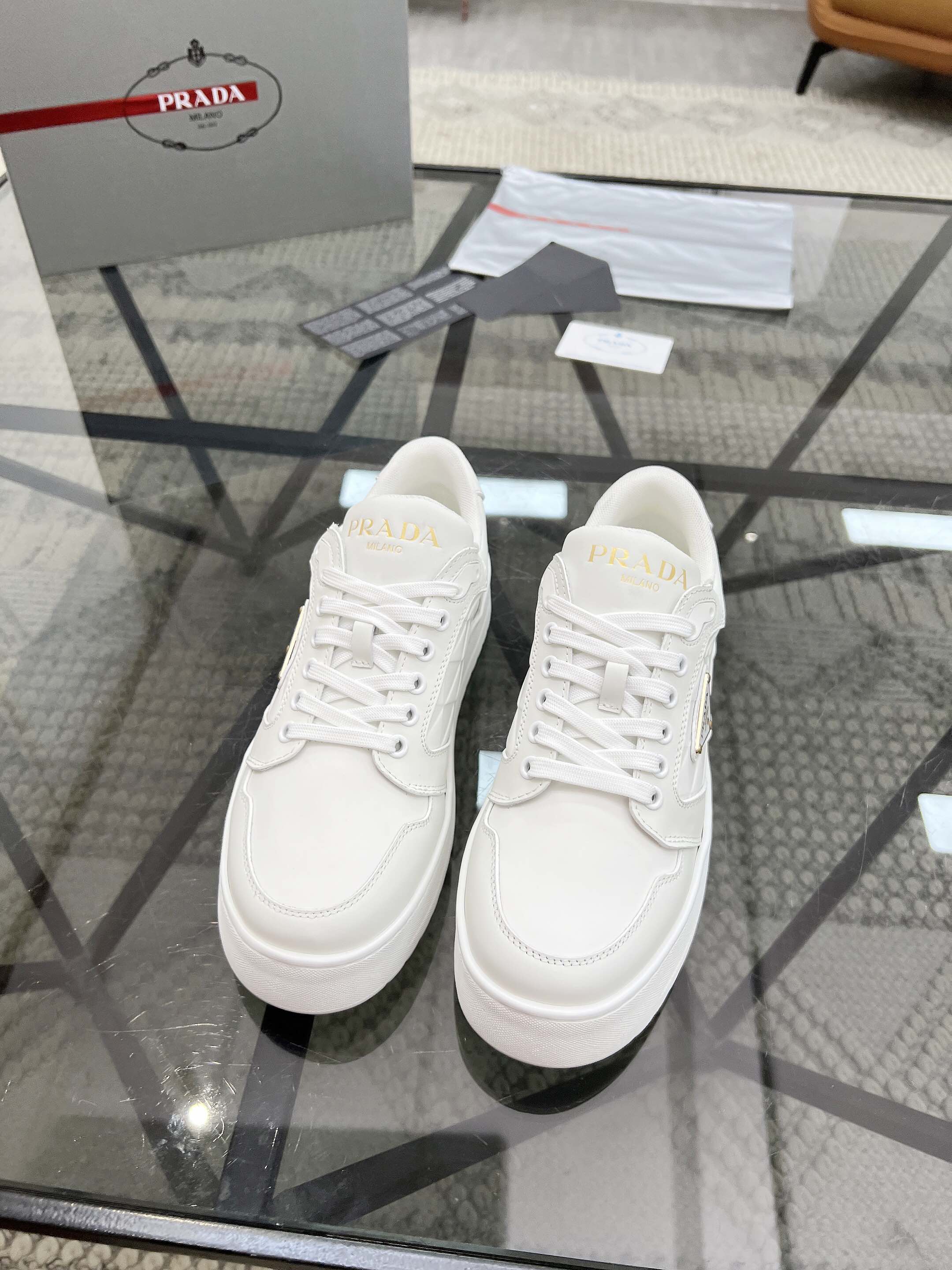 NO:222885,Brand P R A D A Color Original Color Pair Number 39-44 Customized 38.45 Price Material Prada New Product Original Single-Custom Low-top Casual Sports Shoes!  The upper is made of original cowhide with mesh lining. The original molded sole of cowhide is made of high quality, worth owning. Prada, prada, sneakers, cowhide19860909品牌P R A D A 颜色原版配色 码数39-44定做38.45 价格 材质普拉达新品原单货低帮休闲运动鞋！鞋面采用原版牛皮搭配网布内里 牛皮垫脚原版开模大底、高品质值得拥有,普拉达,prada,sneakers,cowhide,Men's shoes