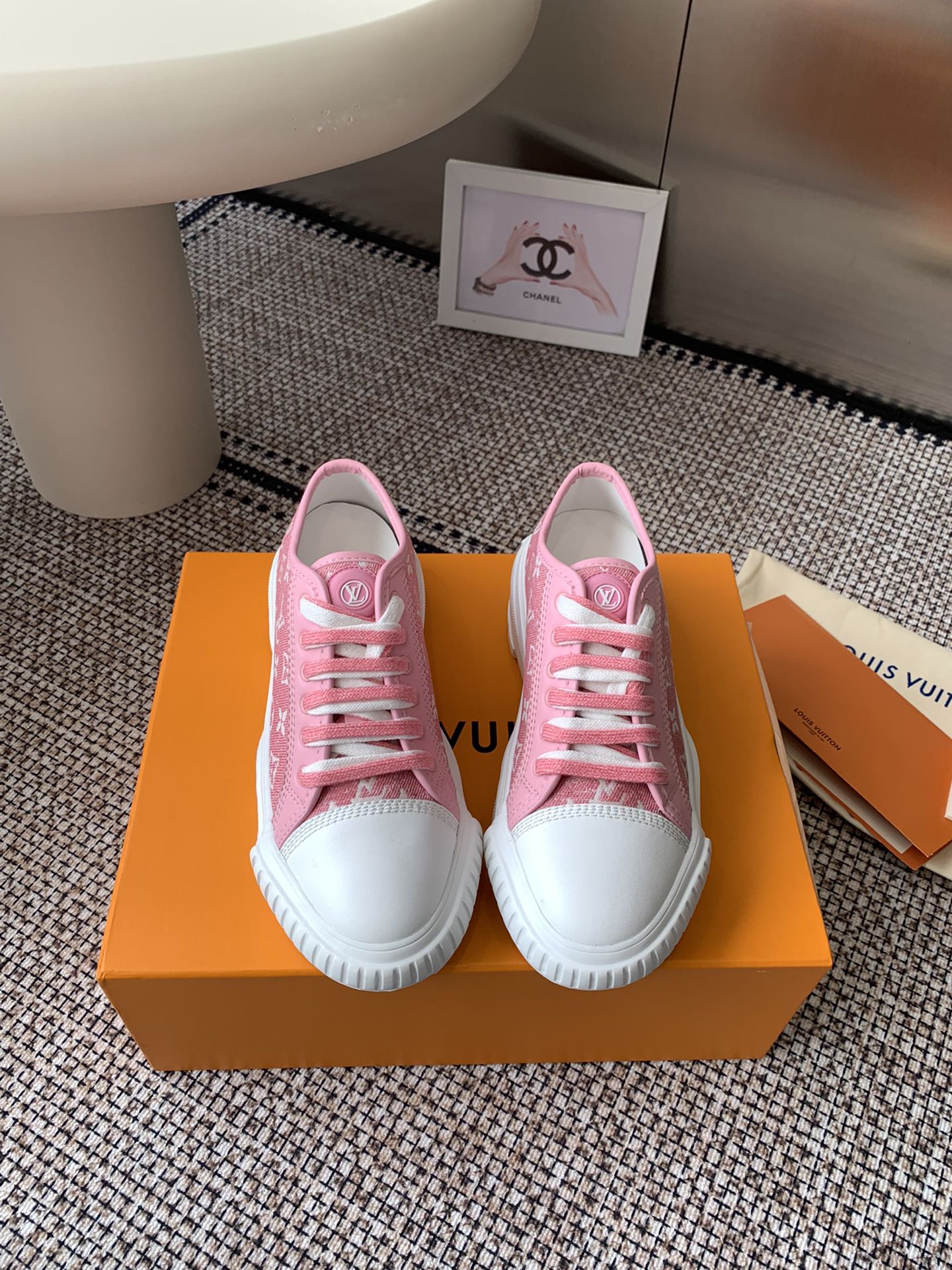 NO:233043,LV new sports shoes. The whole pair of shoes is purchased and developed by Zp, all customized materials, exclusive mold opening sole, all details are shipped together, and even the packaging is the same as the genuine one. Size: 35-40, casual shoes/sports shoes, louis vuitton, sneakers19860909LV 新款运动鞋 整双鞋子采购Zp开发打造,全部定制材料,独家开模大底,细节全部对版出货,连包装也做到跟正品一样.码数:35-40,休闲鞋/运动鞋,louis vuitton,sneakers,Women's Shoes