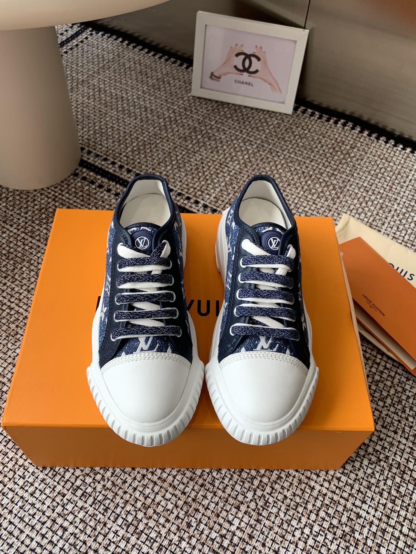 NO:233024,LV new sports shoes. The whole pair of shoes is purchased and developed by Zp, all customized materials, exclusive mold opening sole, all details are shipped together, and even the packaging is the same as the genuine one. Size: 35-40, casual shoes/sports shoes, louis vuitton, sneakers19860909LV 新款运动鞋 整双鞋子采购Zp开发打造,全部定制材料,独家开模大底,细节全部对版出货,连包装也做到跟正品一样.码数:35-40,休闲鞋/运动鞋,louis vuitton,sneakers,Women's Shoes