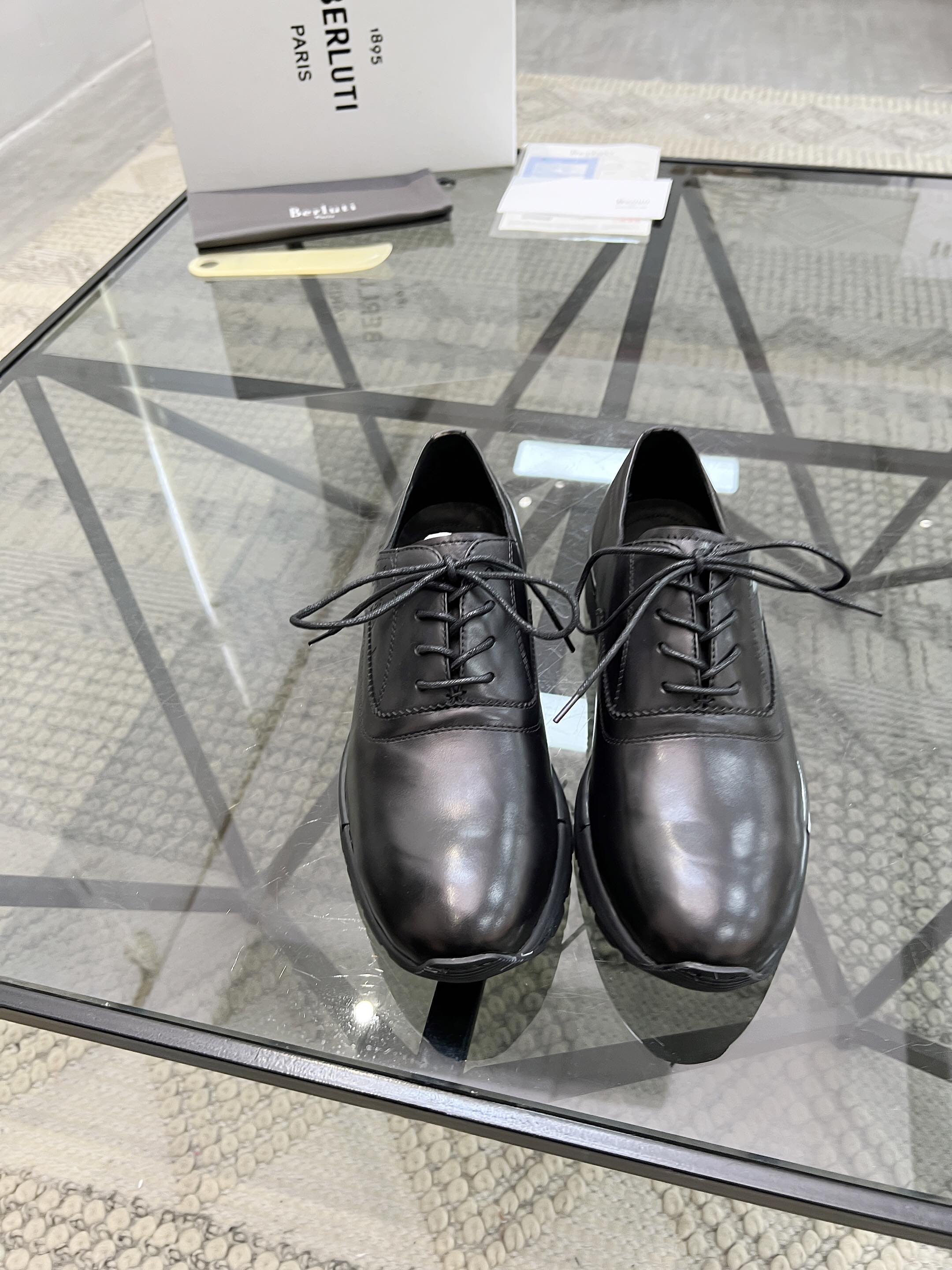 NO:221751,Brand Berluti Color Original Color Size 39-45 Customized 46 Price Material Berluti 2025 New Model High-end Top · Original Single Ber* Berluti French Top Men's Shoes, Berluti's Brand's debut broke the convention and launched a new Edge last. This bold improvement of the iconic last is of great significance to its unique shape and width of the side. In Alessandro shoes, this angular outline is more perspective-like by Kris' bold and professional new Cloudy dyeing. It is both business and casual. Classic and fashionable!  The handwritten patterns on the shoe body add a lot of color, Berluti, christian louboutin, Dolce & Gabbana19860909品牌Berluti 颜色原版配色 码数39-45定做46 价格 材质伯尔鲁帝2025新款 高端 顶级·原单Ber*布鲁提法国顶级男鞋,Berluti品牌的首秀中打破常规,推出全新的Edge鞋楦.标志性鞋楦的这种大胆改良,对于其独特形状和边宽创意工作意义重大、在Alessandro鞋履上,这种棱角分明的轮廓经Kris大胆专业的全新Cloudy 染色显得更有透视感.既商务又休闲.经典时尚！鞋身的手写纹更为其增色不少,Berluti 布鲁提,christian louboutin,Dolce&Gabbana,Men's shoes