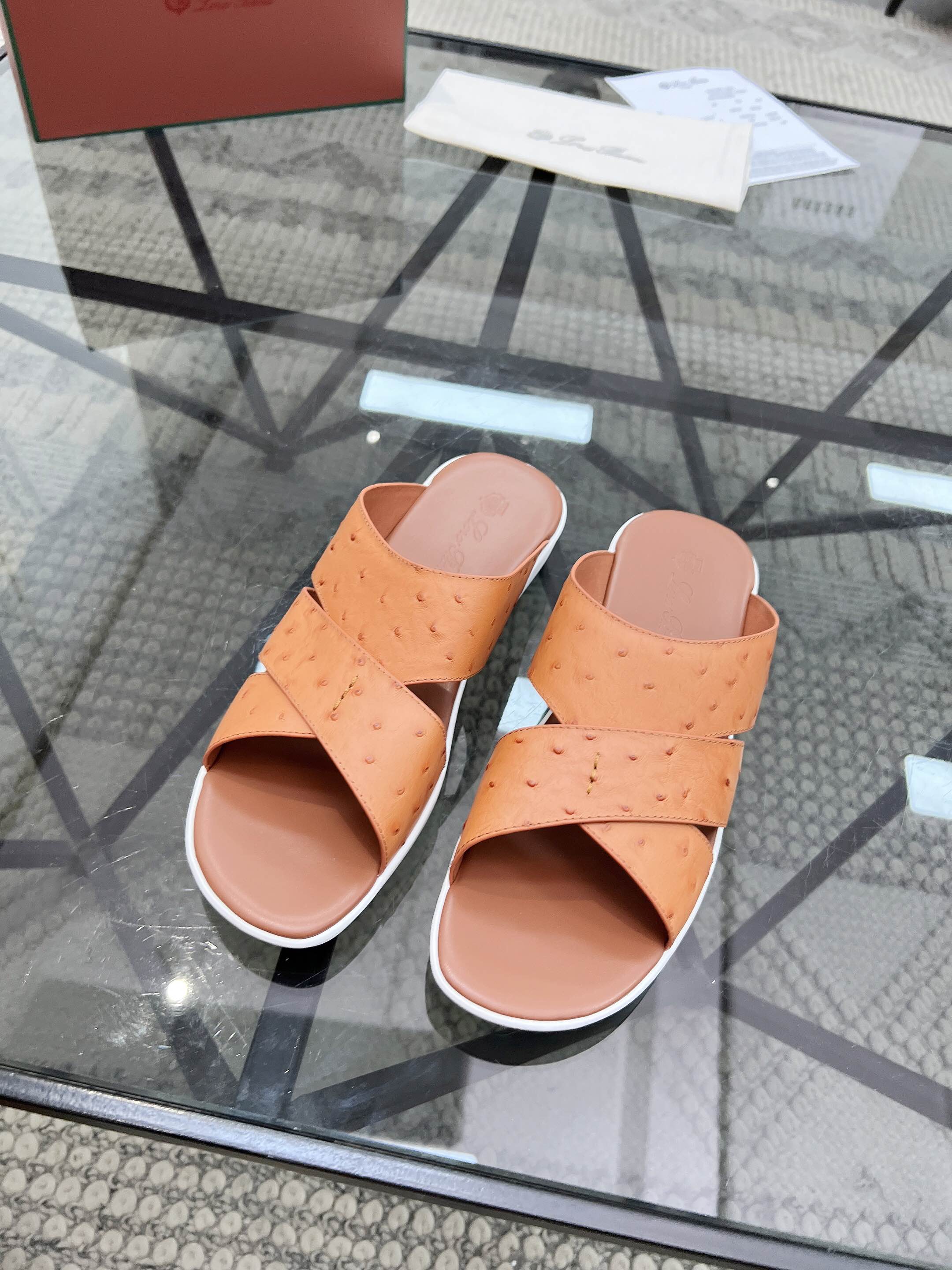 NO:221759,Brand Loro Piana color original color matching code number 39-44 customized 384546 price Material Nouo Pianya summer hot product shipped!  LP men's casual sandals The upper of this sandal is made of Italian calfskin, which presents a unique three-dimensional effect. The mid-layer foot is the original 1:1 replica private model. It has three-dimensional and skin-friendly feel. It is extremely comfortable to wear., LP-slippers-sandals, loro piana, loro piana, sandals, slippers, cowhide19860909品牌Loro Piana 颜色原版配色 码数39-44定做384546 价格 材质诺悠翩雅夏季爆款出货！LP男士休闲凉拖鞋 此款凉鞋 鞋面采用意大利小牛皮,呈现出别致的立体效果,中层脚掌为原版1:1复刻私模 立体感和亲肤感十足 上脚极度舒适.,LP-拖鞋-凉鞋,loro piana,loro piana,sandals,slippers,cowhide,Men's shoes