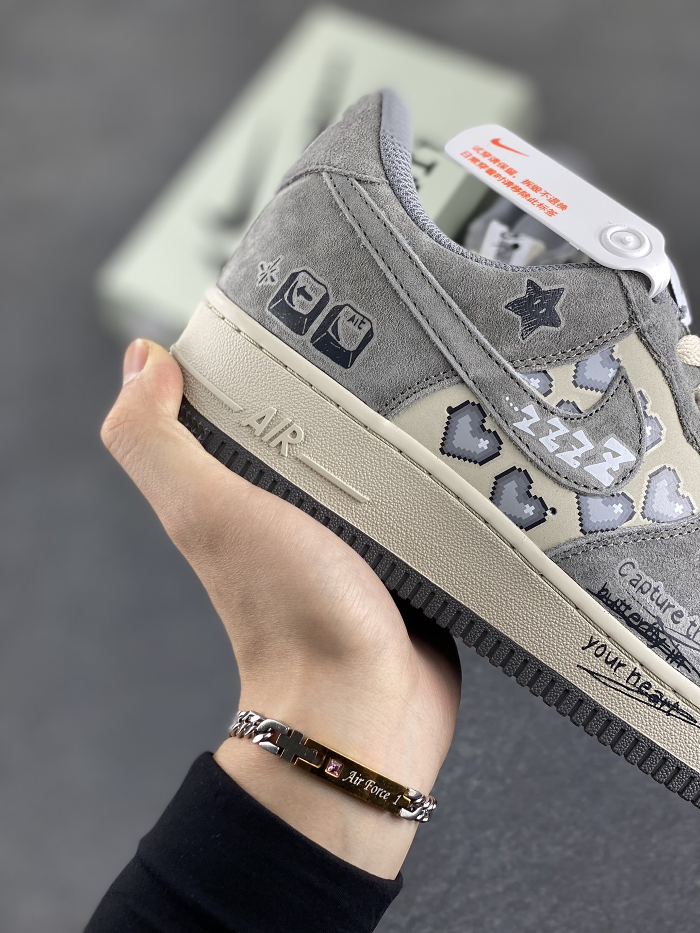 图片[6]-“灰心转意”Nk Air Force 1\’07 Low “Lose heart”空军一号定制低帮板鞋 原厂全鞋身麂皮 原楦原纸板 绒感质感S级 把曾经经历的迷茫、挣扎具象化为游戏角色在灰暗世界里的冒险。在游戏中，玩家操控角色，通过键盘上的方向键、功能键，在充满迷雾的灰色城市中探索，寻找那一丝能回心转意、重燃希望的光芒 货号：CW2288-668 尺码：36 36.5 37.5 38 38.5 39 40 40.5 41 42 42.5 43 44 44.5 45-选品中心