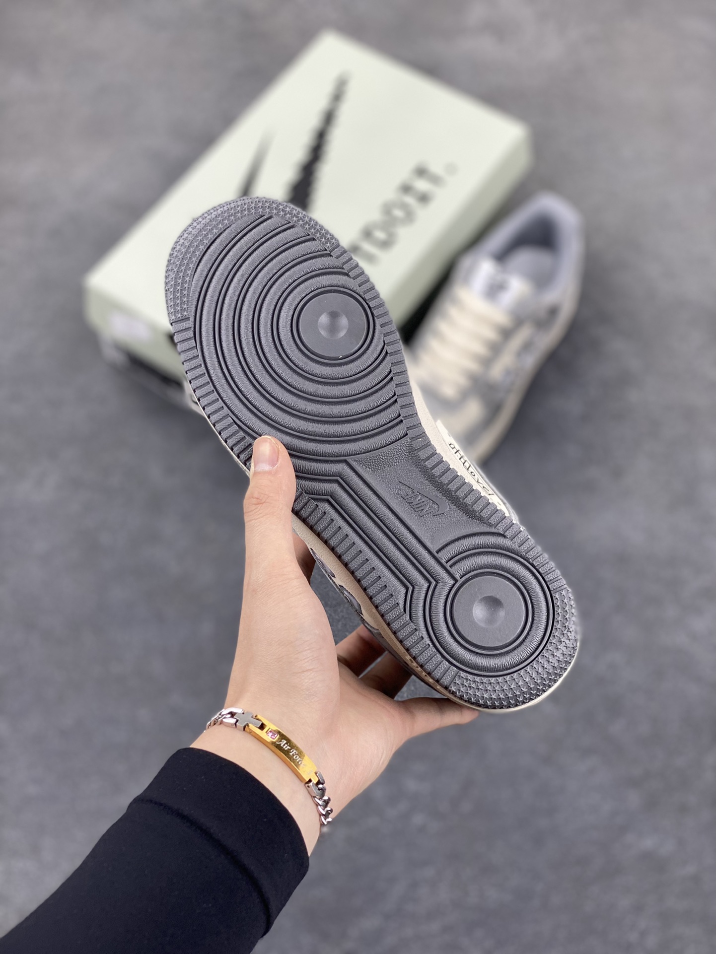 图片[5]-“灰心转意”Nk Air Force 1\’07 Low “Lose heart”空军一号定制低帮板鞋 原厂全鞋身麂皮 原楦原纸板 绒感质感S级 把曾经经历的迷茫、挣扎具象化为游戏角色在灰暗世界里的冒险。在游戏中，玩家操控角色，通过键盘上的方向键、功能键，在充满迷雾的灰色城市中探索，寻找那一丝能回心转意、重燃希望的光芒 货号：CW2288-668 尺码：36 36.5 37.5 38 38.5 39 40 40.5 41 42 42.5 43 44 44.5 45-选品中心