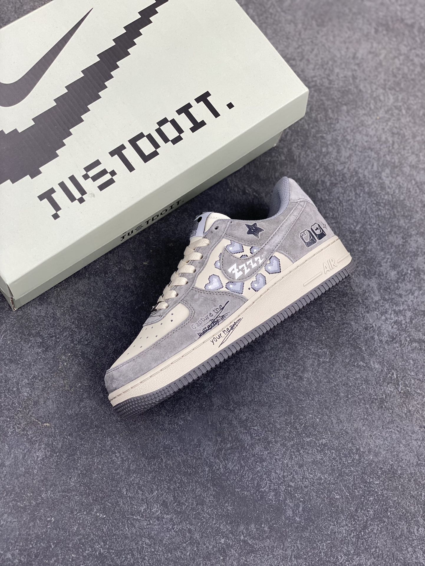 图片[7]-“灰心转意”Nk Air Force 1\’07 Low “Lose heart”空军一号定制低帮板鞋 原厂全鞋身麂皮 原楦原纸板 绒感质感S级 把曾经经历的迷茫、挣扎具象化为游戏角色在灰暗世界里的冒险。在游戏中，玩家操控角色，通过键盘上的方向键、功能键，在充满迷雾的灰色城市中探索，寻找那一丝能回心转意、重燃希望的光芒 货号：CW2288-668 尺码：36 36.5 37.5 38 38.5 39 40 40.5 41 42 42.5 43 44 44.5 45-选品中心