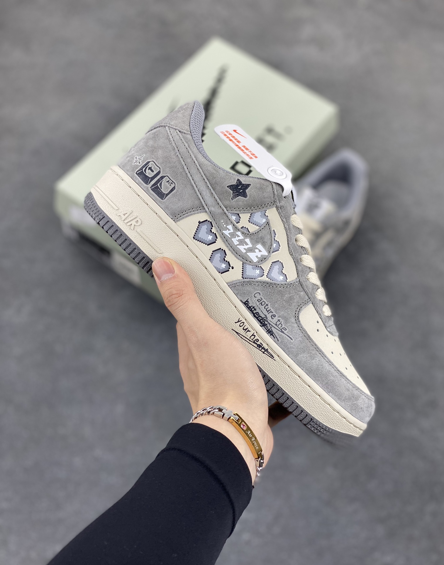“灰心转意”Nk Air Force 1\’07 Low “Lose heart”空军一号定制低帮板鞋 原厂全鞋身麂皮 原楦原纸板 绒感质感S级 把曾经经历的迷茫、挣扎具象化为游戏角色在灰暗世界里的冒险。在游戏中，玩家操控角色，通过键盘上的方向键、功能键，在充满迷雾的灰色城市中探索，寻找那一丝能回心转意、重燃希望的光芒 货号：CW2288-668 尺码：36 36.5 37.5 38 38.5 39 40 40.5 41 42 42.5 43 44 44.5 45-选品中心