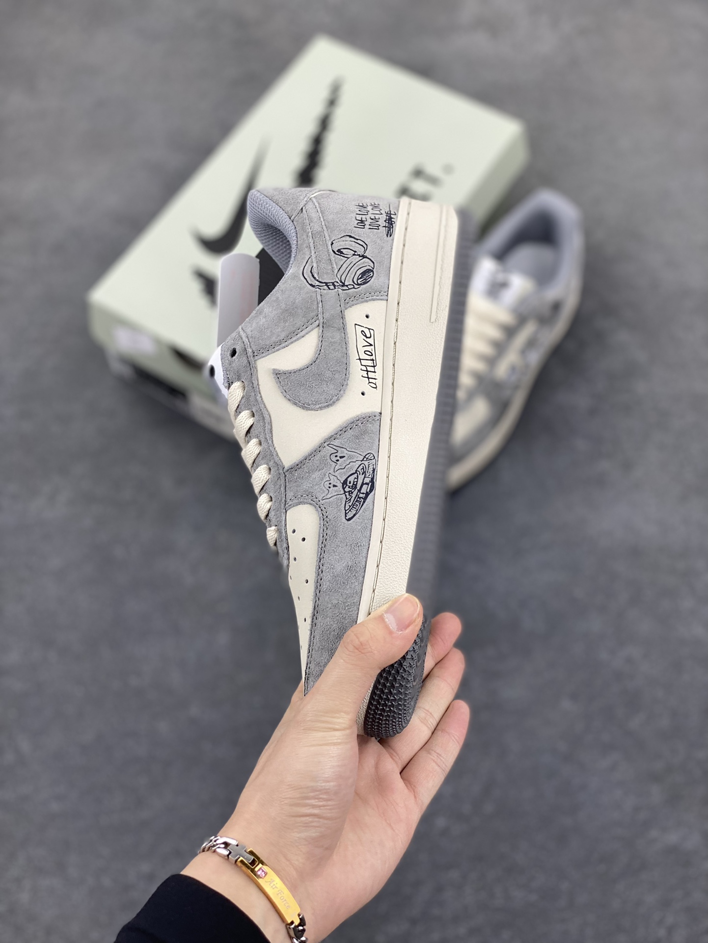 图片[3]-“灰心转意”Nk Air Force 1\’07 Low “Lose heart”空军一号定制低帮板鞋 原厂全鞋身麂皮 原楦原纸板 绒感质感S级 把曾经经历的迷茫、挣扎具象化为游戏角色在灰暗世界里的冒险。在游戏中，玩家操控角色，通过键盘上的方向键、功能键，在充满迷雾的灰色城市中探索，寻找那一丝能回心转意、重燃希望的光芒 货号：CW2288-668 尺码：36 36.5 37.5 38 38.5 39 40 40.5 41 42 42.5 43 44 44.5 45-选品中心