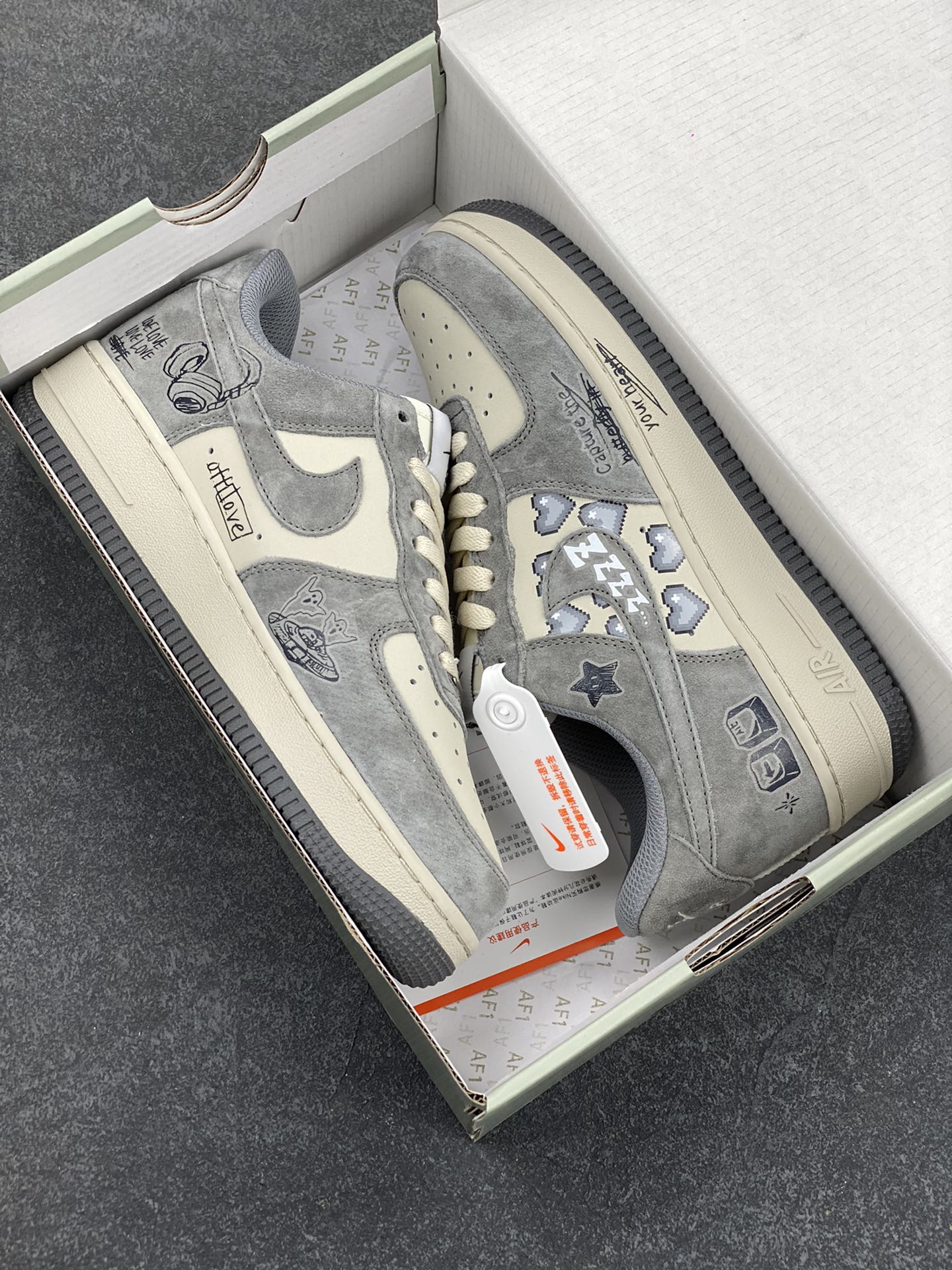 图片[9]-“灰心转意”Nk Air Force 1\’07 Low “Lose heart”空军一号定制低帮板鞋 原厂全鞋身麂皮 原楦原纸板 绒感质感S级 把曾经经历的迷茫、挣扎具象化为游戏角色在灰暗世界里的冒险。在游戏中，玩家操控角色，通过键盘上的方向键、功能键，在充满迷雾的灰色城市中探索，寻找那一丝能回心转意、重燃希望的光芒 货号：CW2288-668 尺码：36 36.5 37.5 38 38.5 39 40 40.5 41 42 42.5 43 44 44.5 45-选品中心