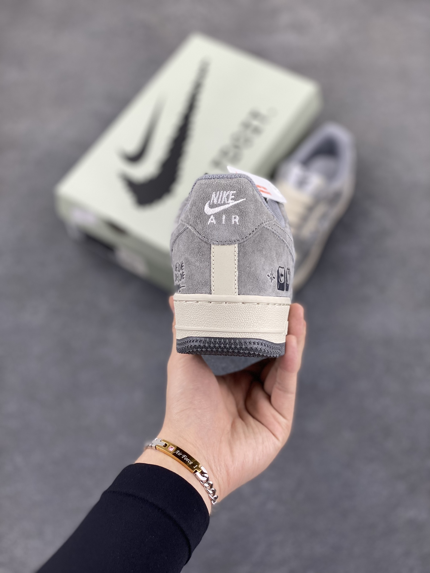 图片[4]-“灰心转意”Nk Air Force 1\’07 Low “Lose heart”空军一号定制低帮板鞋 原厂全鞋身麂皮 原楦原纸板 绒感质感S级 把曾经经历的迷茫、挣扎具象化为游戏角色在灰暗世界里的冒险。在游戏中，玩家操控角色，通过键盘上的方向键、功能键，在充满迷雾的灰色城市中探索，寻找那一丝能回心转意、重燃希望的光芒 货号：CW2288-668 尺码：36 36.5 37.5 38 38.5 39 40 40.5 41 42 42.5 43 44 44.5 45-选品中心