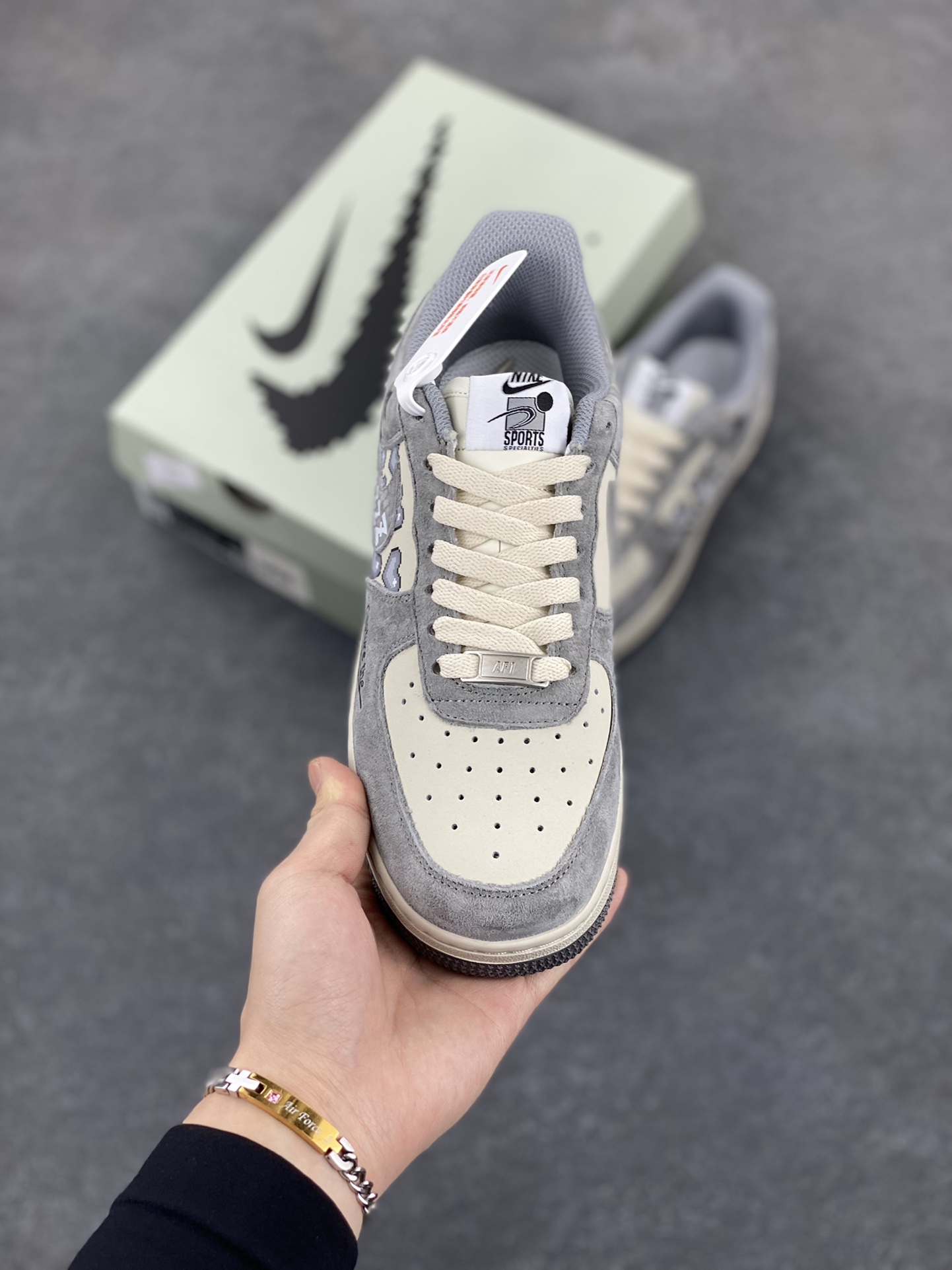 图片[2]-“灰心转意”Nk Air Force 1\’07 Low “Lose heart”空军一号定制低帮板鞋 原厂全鞋身麂皮 原楦原纸板 绒感质感S级 把曾经经历的迷茫、挣扎具象化为游戏角色在灰暗世界里的冒险。在游戏中，玩家操控角色，通过键盘上的方向键、功能键，在充满迷雾的灰色城市中探索，寻找那一丝能回心转意、重燃希望的光芒 货号：CW2288-668 尺码：36 36.5 37.5 38 38.5 39 40 40.5 41 42 42.5 43 44 44.5 45-选品中心