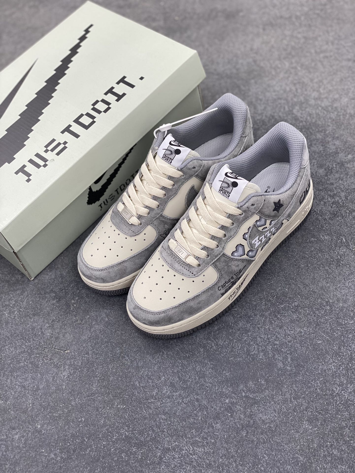 图片[8]-“灰心转意”Nk Air Force 1\’07 Low “Lose heart”空军一号定制低帮板鞋 原厂全鞋身麂皮 原楦原纸板 绒感质感S级 把曾经经历的迷茫、挣扎具象化为游戏角色在灰暗世界里的冒险。在游戏中，玩家操控角色，通过键盘上的方向键、功能键，在充满迷雾的灰色城市中探索，寻找那一丝能回心转意、重燃希望的光芒 货号：CW2288-668 尺码：36 36.5 37.5 38 38.5 39 40 40.5 41 42 42.5 43 44 44.5 45-选品中心