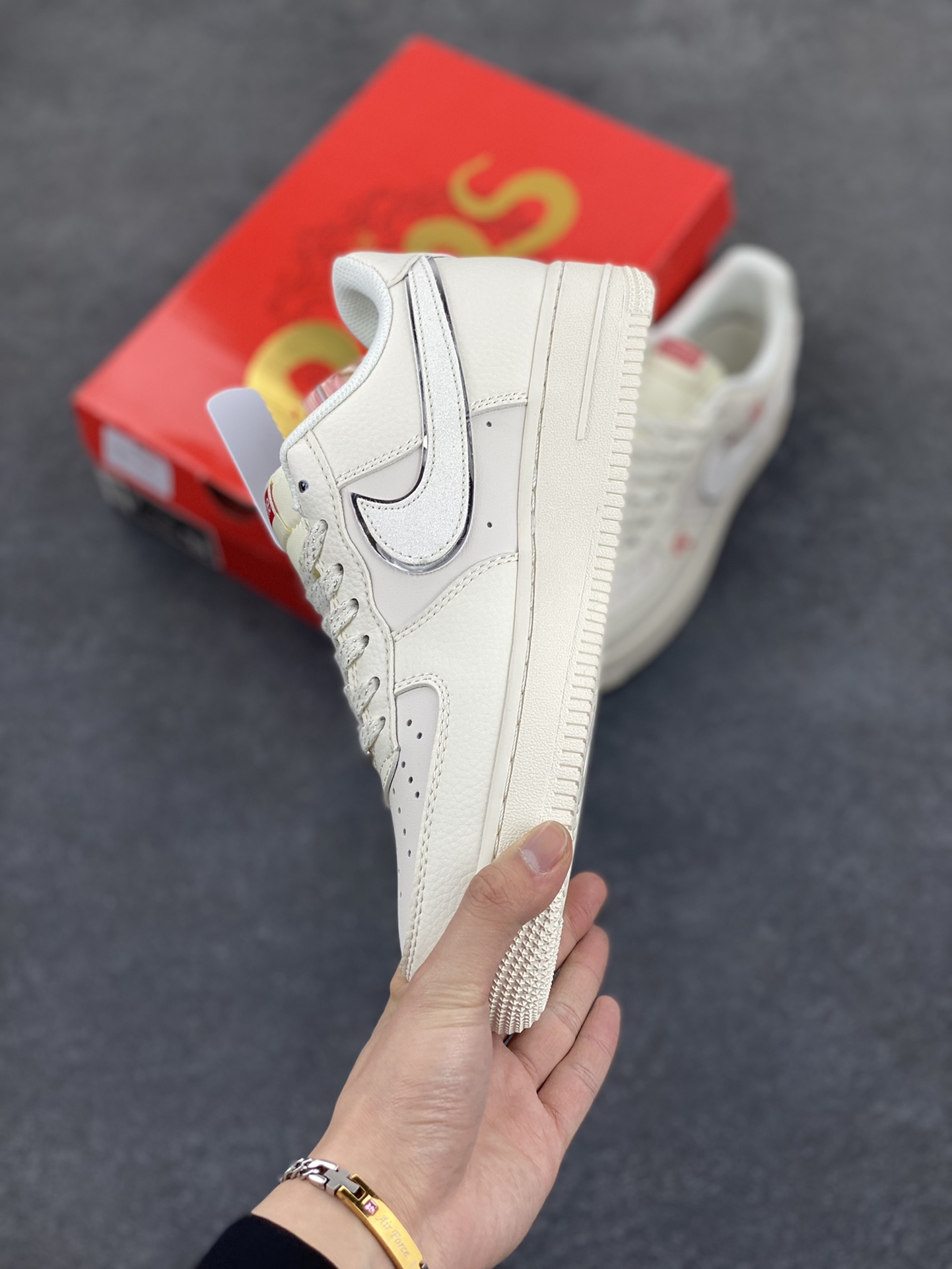 图片[3]-NIke Air Force 1 \’07 Low “Supreme联名”空军一号 低帮 运动鞋 休闲鞋 折边针车 工艺难度大 原楦头原纸板 原装鞋盒 定制五金配件 内置全掌气垫 原厂鞋底 货号：QY6818-605 尺码：36 36.5 37.5 38 38.5 39 40 40.5 41 42 42.5 43 44 44.5 45-选品中心