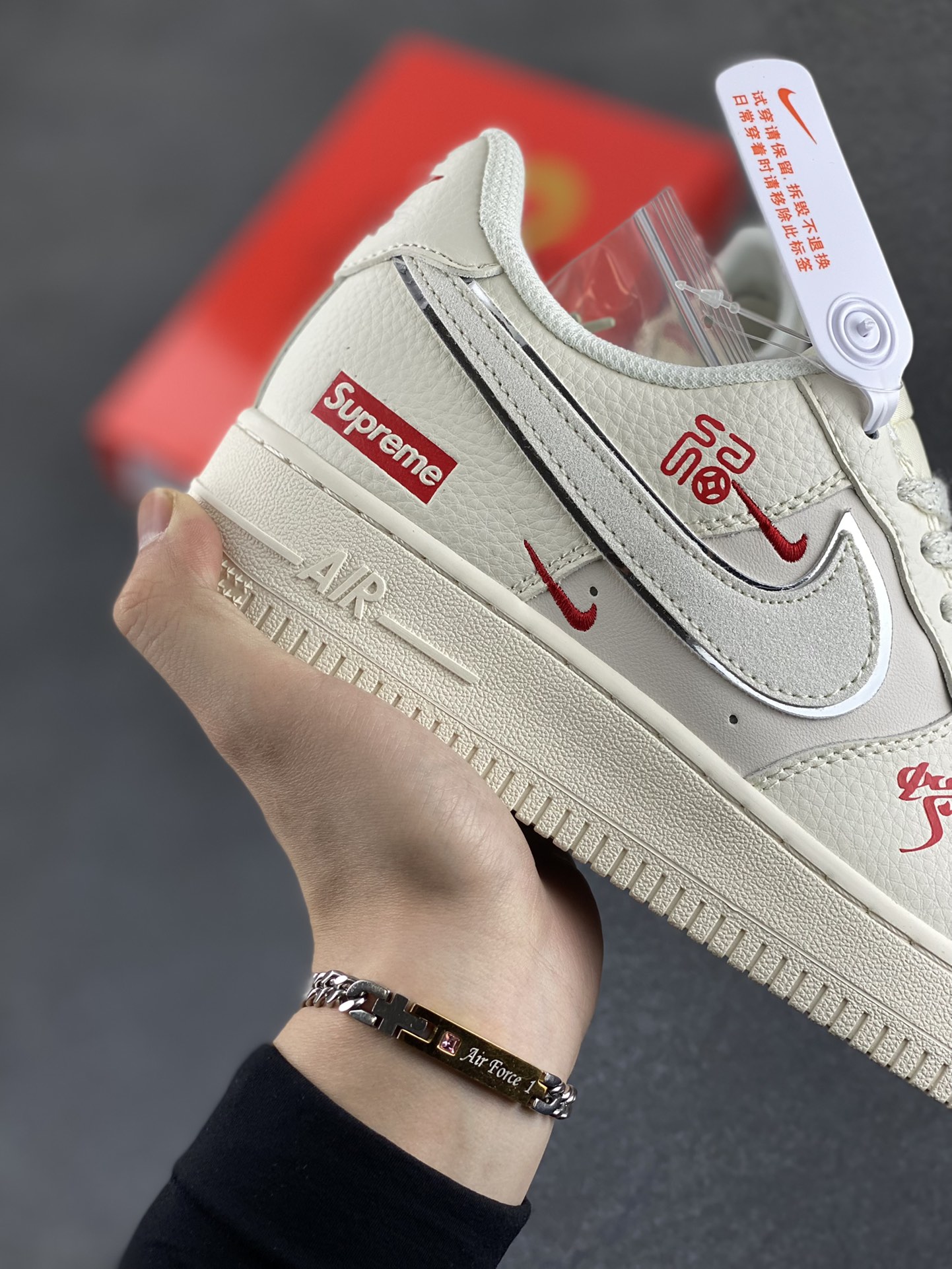 图片[6]-NIke Air Force 1 \’07 Low “Supreme联名”空军一号 低帮 运动鞋 休闲鞋 折边针车 工艺难度大 原楦头原纸板 原装鞋盒 定制五金配件 内置全掌气垫 原厂鞋底 货号：QY6818-605 尺码：36 36.5 37.5 38 38.5 39 40 40.5 41 42 42.5 43 44 44.5 45-选品中心