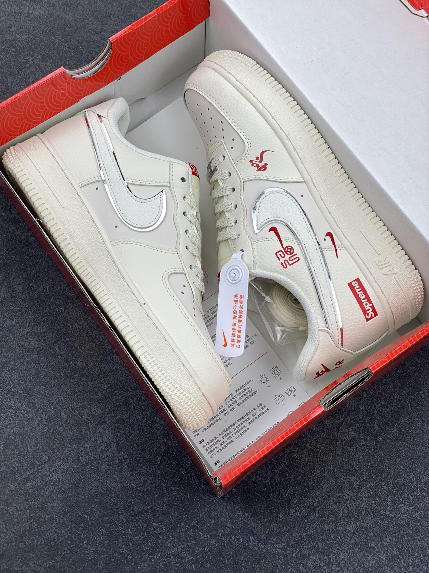 图片[9]-NIke Air Force 1 \’07 Low “Supreme联名”空军一号 低帮 运动鞋 休闲鞋 折边针车 工艺难度大 原楦头原纸板 原装鞋盒 定制五金配件 内置全掌气垫 原厂鞋底 货号：QY6818-605 尺码：36 36.5 37.5 38 38.5 39 40 40.5 41 42 42.5 43 44 44.5 45-选品中心