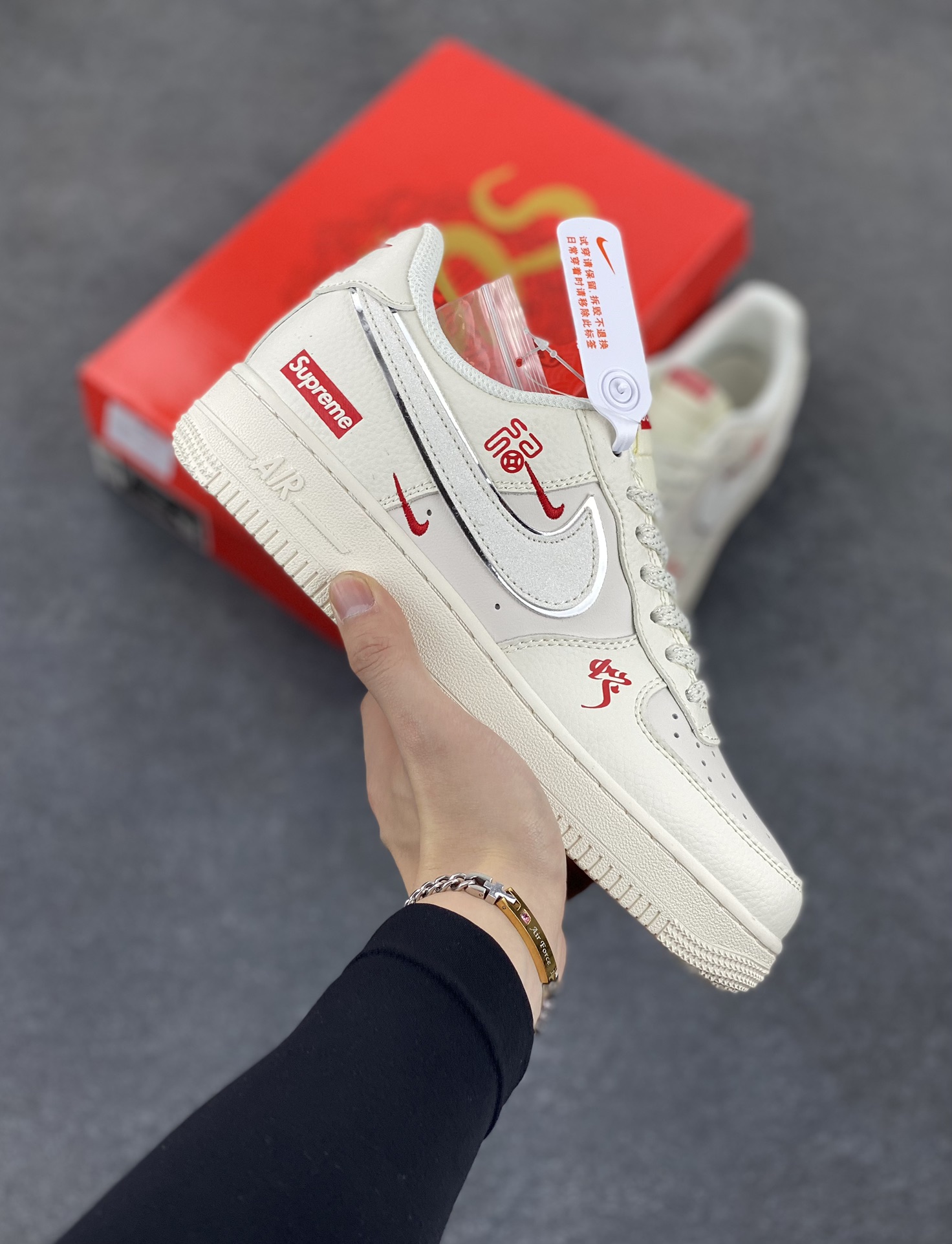 NIke Air Force 1 \’07 Low “Supreme联名”空军一号 低帮 运动鞋 休闲鞋 折边针车 工艺难度大 原楦头原纸板 原装鞋盒 定制五金配件 内置全掌气垫 原厂鞋底 货号:QY6818-605 尺码:36 36.5 37.5 38 38.5 39 40 40.5 41 42 42.5 43 44 44.5 45-选品中心