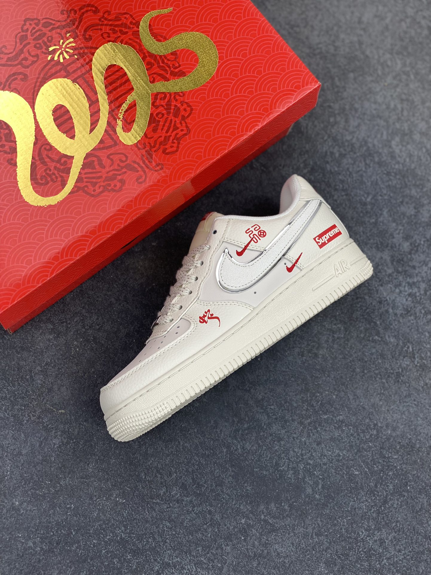 图片[7]-NIke Air Force 1 \’07 Low “Supreme联名”空军一号 低帮 运动鞋 休闲鞋 折边针车 工艺难度大 原楦头原纸板 原装鞋盒 定制五金配件 内置全掌气垫 原厂鞋底 货号：QY6818-605 尺码：36 36.5 37.5 38 38.5 39 40 40.5 41 42 42.5 43 44 44.5 45-选品中心