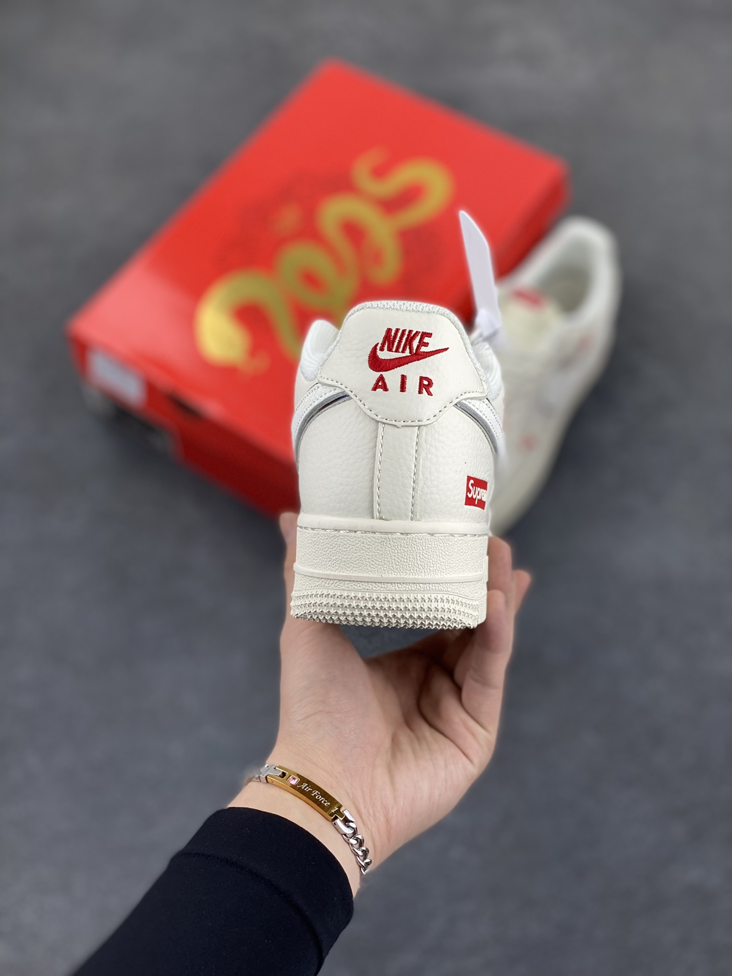 图片[4]-NIke Air Force 1 \’07 Low “Supreme联名”空军一号 低帮 运动鞋 休闲鞋 折边针车 工艺难度大 原楦头原纸板 原装鞋盒 定制五金配件 内置全掌气垫 原厂鞋底 货号：QY6818-605 尺码：36 36.5 37.5 38 38.5 39 40 40.5 41 42 42.5 43 44 44.5 45-选品中心