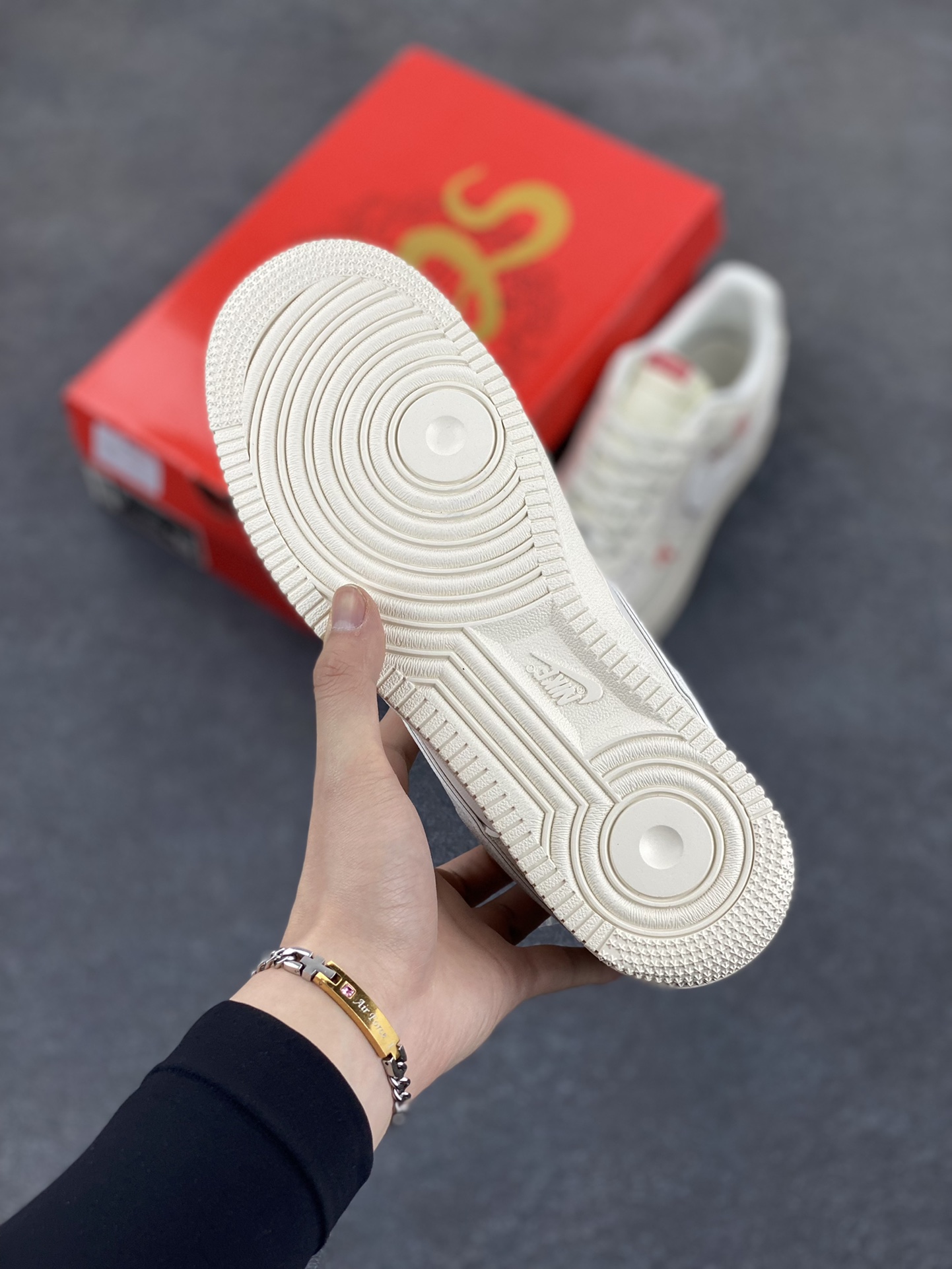 图片[5]-NIke Air Force 1 \’07 Low “Supreme联名”空军一号 低帮 运动鞋 休闲鞋 折边针车 工艺难度大 原楦头原纸板 原装鞋盒 定制五金配件 内置全掌气垫 原厂鞋底 货号：QY6818-605 尺码：36 36.5 37.5 38 38.5 39 40 40.5 41 42 42.5 43 44 44.5 45-选品中心