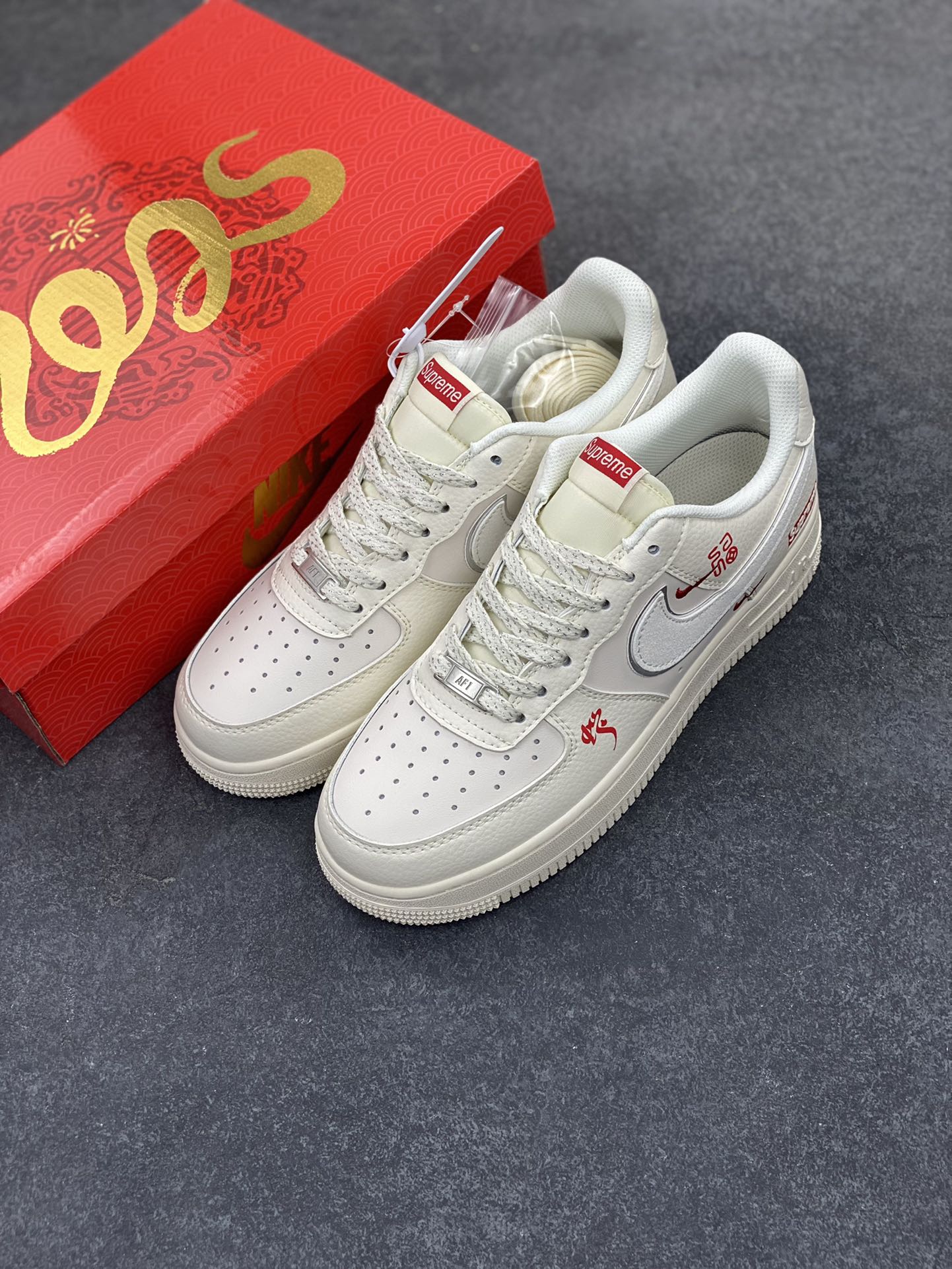 图片[8]-NIke Air Force 1 \’07 Low “Supreme联名”空军一号 低帮 运动鞋 休闲鞋 折边针车 工艺难度大 原楦头原纸板 原装鞋盒 定制五金配件 内置全掌气垫 原厂鞋底 货号：QY6818-605 尺码：36 36.5 37.5 38 38.5 39 40 40.5 41 42 42.5 43 44 44.5 45-选品中心