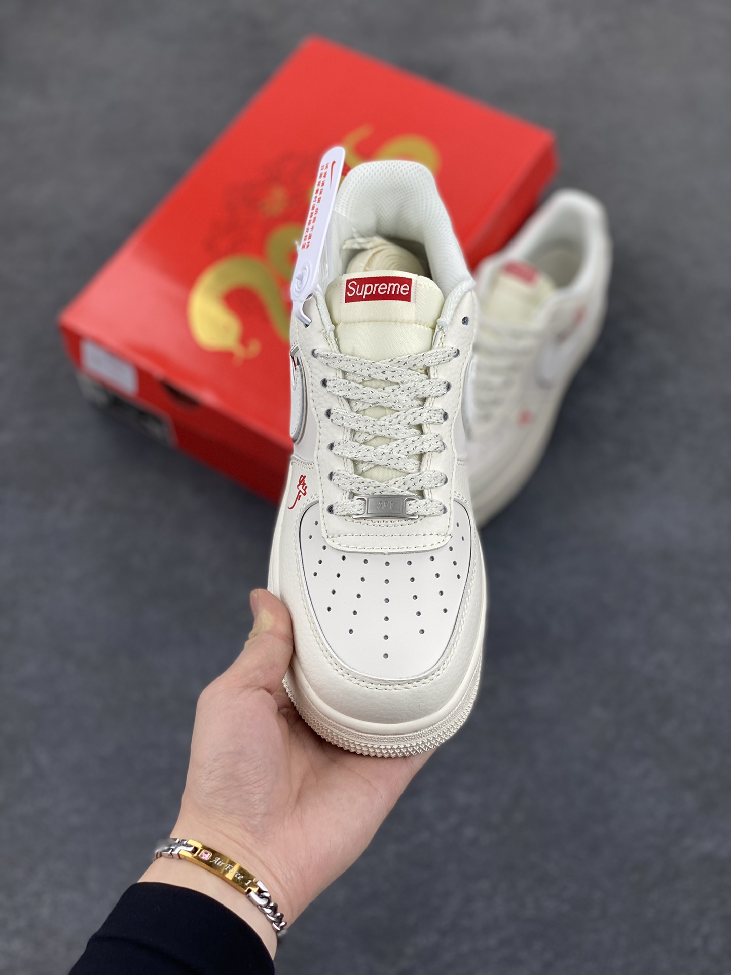 图片[2]-NIke Air Force 1 \’07 Low “Supreme联名”空军一号 低帮 运动鞋 休闲鞋 折边针车 工艺难度大 原楦头原纸板 原装鞋盒 定制五金配件 内置全掌气垫 原厂鞋底 货号：QY6818-605 尺码：36 36.5 37.5 38 38.5 39 40 40.5 41 42 42.5 43 44 44.5 45-选品中心