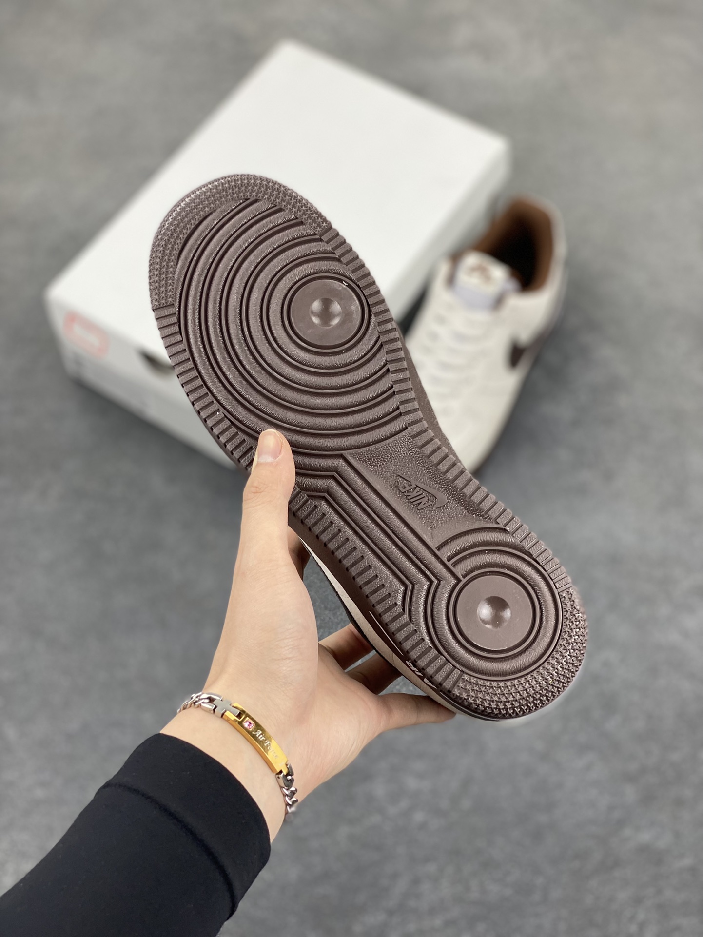 图片[5]-Nike Air Force 1 ’07 Low 空军一号低帮百搭休闲运动板鞋。柔软、弹性十足的缓震性能和出色的中底设计，横跨复古与现代的外型结合，造就出风靡全球三十多年的Force 1，直到今天还深受青睐 货号：HQ3485-104 尺码：36 36.5 37.5 38 38.5 39 40 40.5 41 42 42.5 43 44 44.5 45-选品中心