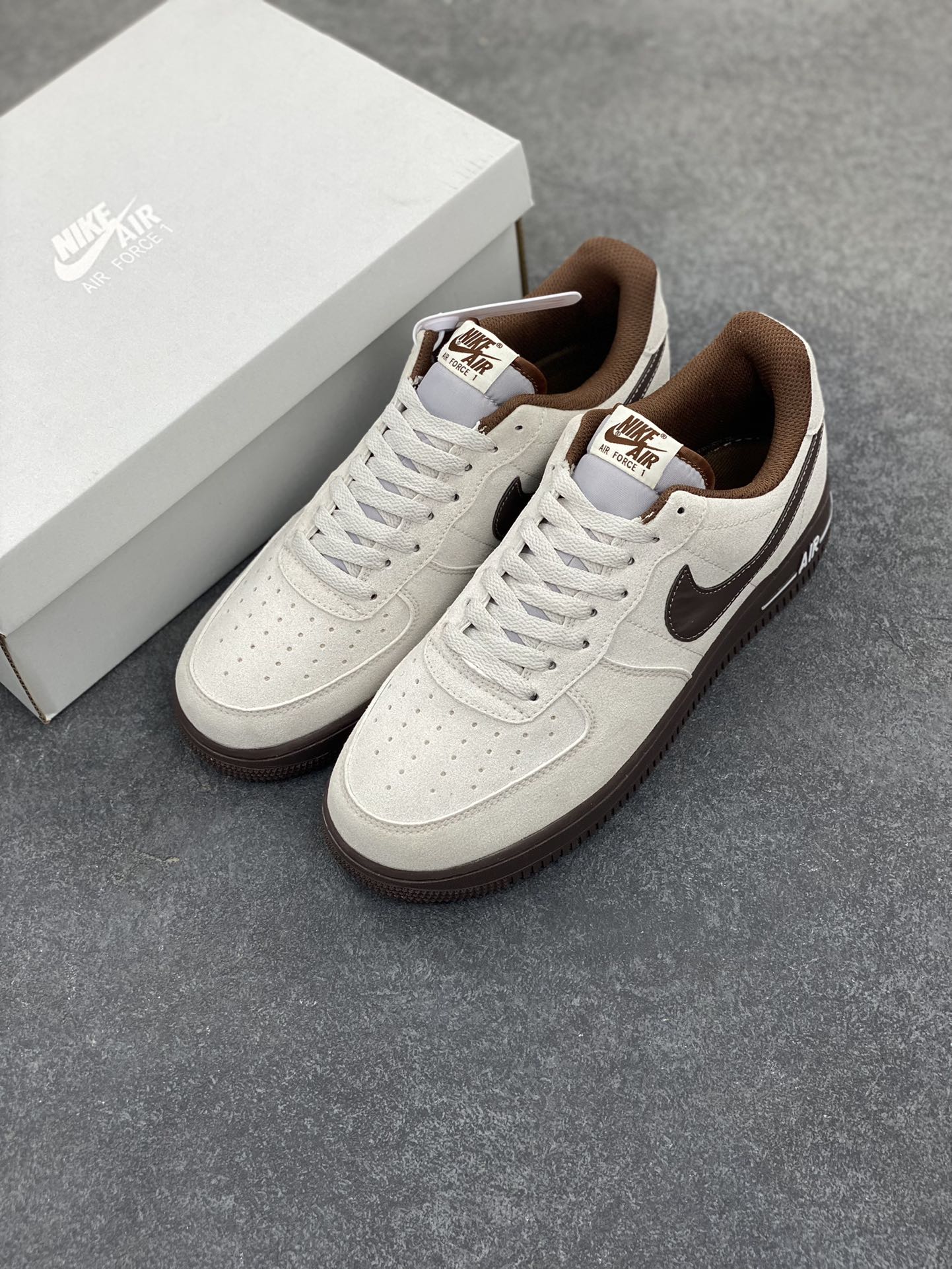 图片[8]-Nike Air Force 1 ’07 Low 空军一号低帮百搭休闲运动板鞋。柔软、弹性十足的缓震性能和出色的中底设计，横跨复古与现代的外型结合，造就出风靡全球三十多年的Force 1，直到今天还深受青睐 货号：HQ3485-104 尺码：36 36.5 37.5 38 38.5 39 40 40.5 41 42 42.5 43 44 44.5 45-选品中心