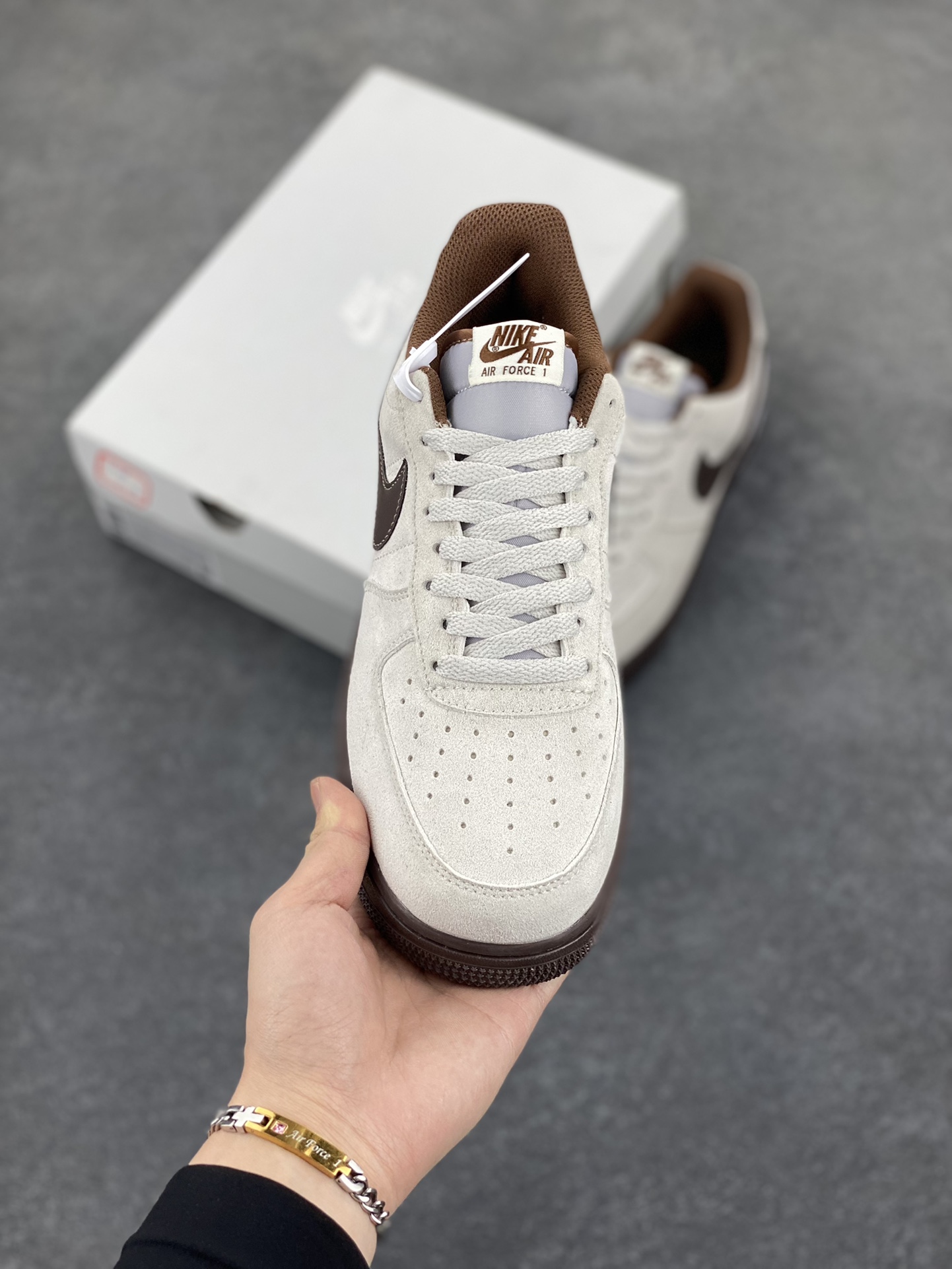 图片[2]-Nike Air Force 1 ’07 Low 空军一号低帮百搭休闲运动板鞋。柔软、弹性十足的缓震性能和出色的中底设计，横跨复古与现代的外型结合，造就出风靡全球三十多年的Force 1，直到今天还深受青睐 货号：HQ3485-104 尺码：36 36.5 37.5 38 38.5 39 40 40.5 41 42 42.5 43 44 44.5 45-选品中心