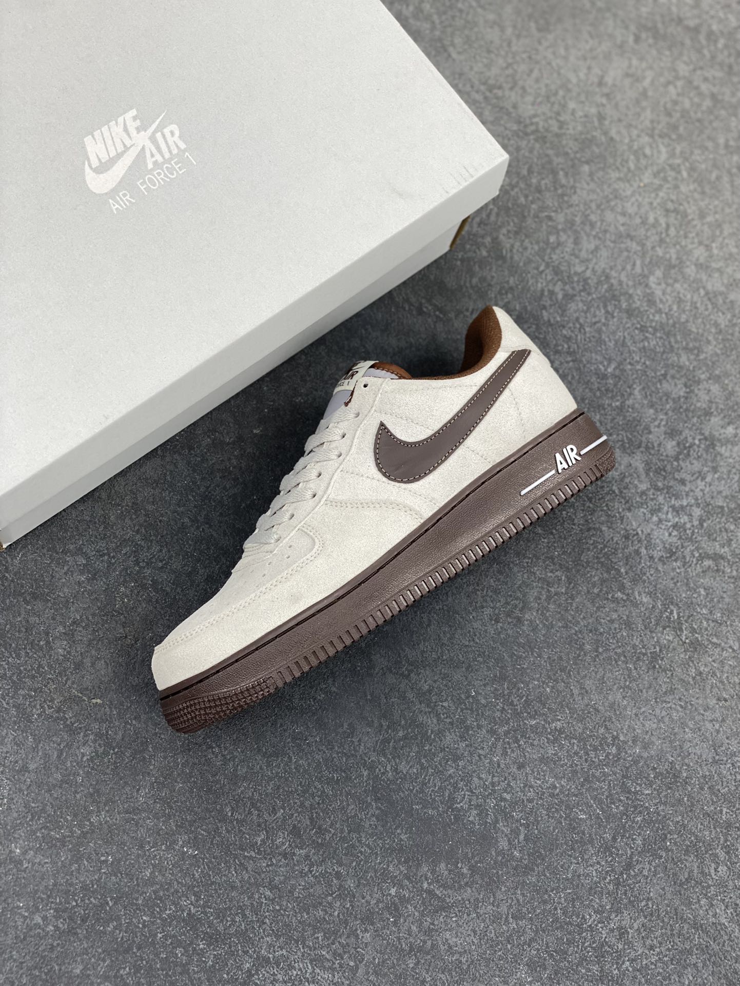 图片[7]-Nike Air Force 1 ’07 Low 空军一号低帮百搭休闲运动板鞋。柔软、弹性十足的缓震性能和出色的中底设计，横跨复古与现代的外型结合，造就出风靡全球三十多年的Force 1，直到今天还深受青睐 货号：HQ3485-104 尺码：36 36.5 37.5 38 38.5 39 40 40.5 41 42 42.5 43 44 44.5 45-选品中心