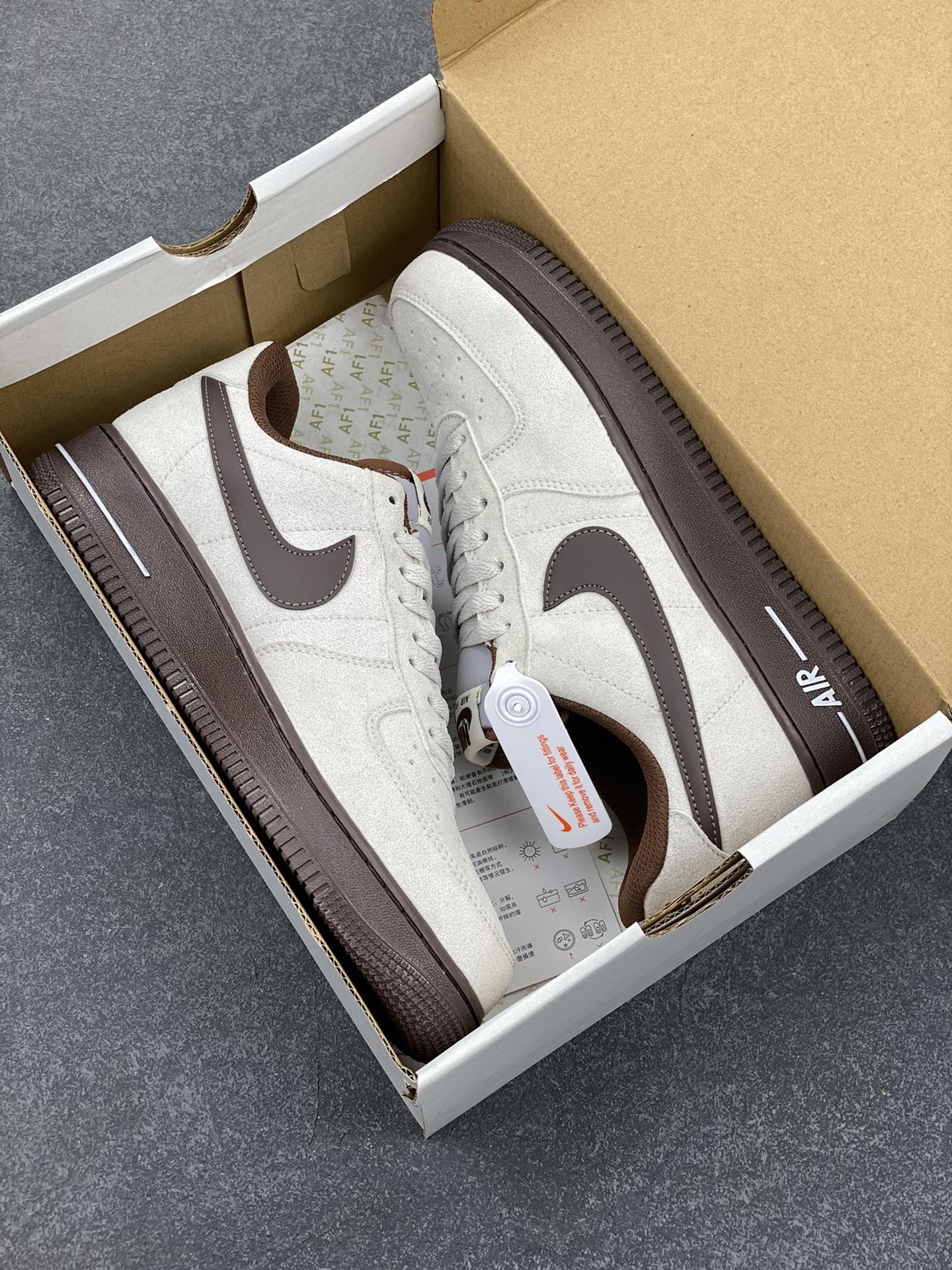 图片[9]-Nike Air Force 1 ’07 Low 空军一号低帮百搭休闲运动板鞋。柔软、弹性十足的缓震性能和出色的中底设计，横跨复古与现代的外型结合，造就出风靡全球三十多年的Force 1，直到今天还深受青睐 货号：HQ3485-104 尺码：36 36.5 37.5 38 38.5 39 40 40.5 41 42 42.5 43 44 44.5 45-选品中心