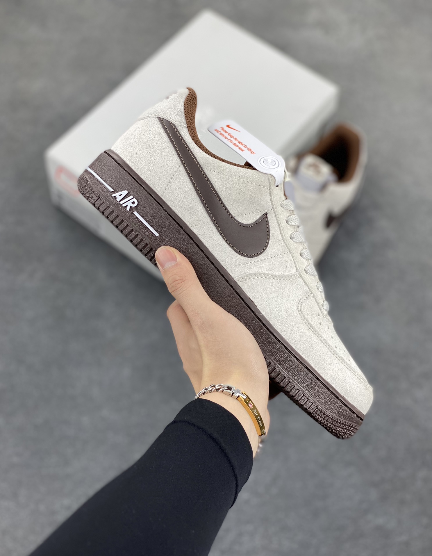 Nike Air Force 1 ’07 Low 空军一号低帮百搭休闲运动板鞋。柔软、弹性十足的缓震性能和出色的中底设计，横跨复古与现代的外型结合，造就出风靡全球三十多年的Force 1，直到今天还深受青睐 货号：HQ3485-104 尺码：36 36.5 37.5 38 38.5 39 40 40.5 41 42 42.5 43 44 44.5 45-选品中心