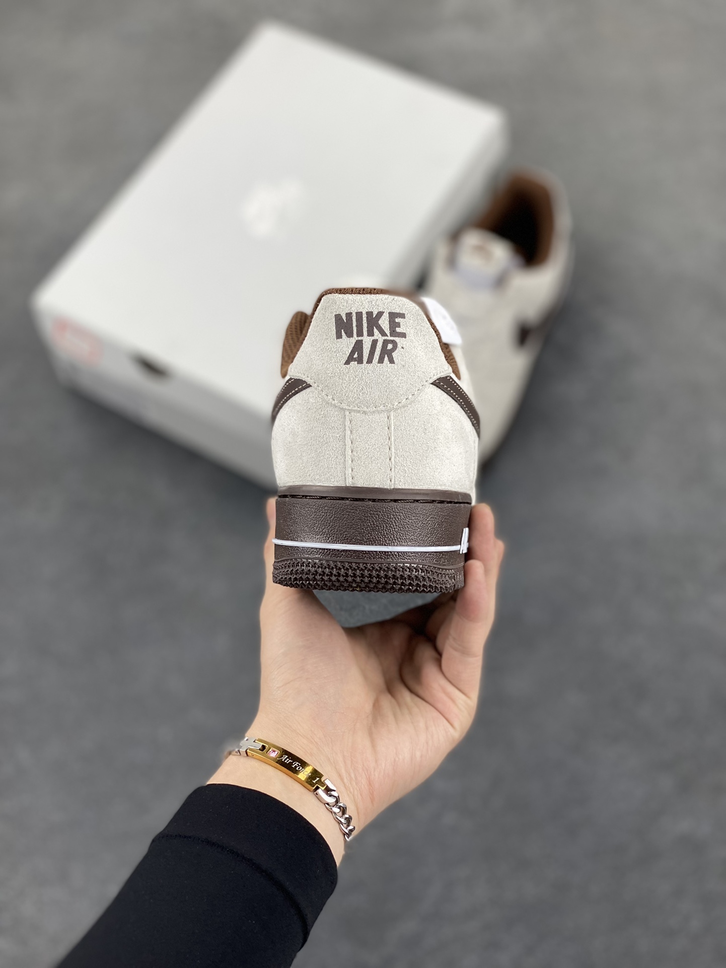 图片[4]-Nike Air Force 1 ’07 Low 空军一号低帮百搭休闲运动板鞋。柔软、弹性十足的缓震性能和出色的中底设计，横跨复古与现代的外型结合，造就出风靡全球三十多年的Force 1，直到今天还深受青睐 货号：HQ3485-104 尺码：36 36.5 37.5 38 38.5 39 40 40.5 41 42 42.5 43 44 44.5 45-选品中心
