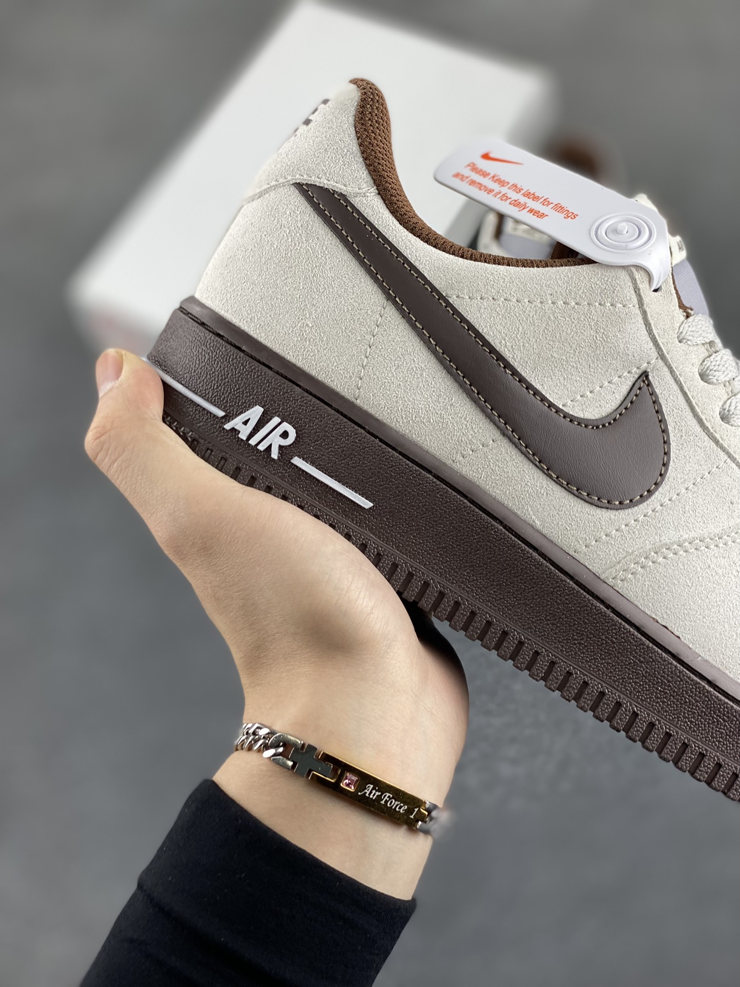 图片[6]-Nike Air Force 1 ’07 Low 空军一号低帮百搭休闲运动板鞋。柔软、弹性十足的缓震性能和出色的中底设计，横跨复古与现代的外型结合，造就出风靡全球三十多年的Force 1，直到今天还深受青睐 货号：HQ3485-104 尺码：36 36.5 37.5 38 38.5 39 40 40.5 41 42 42.5 43 44 44.5 45-选品中心
